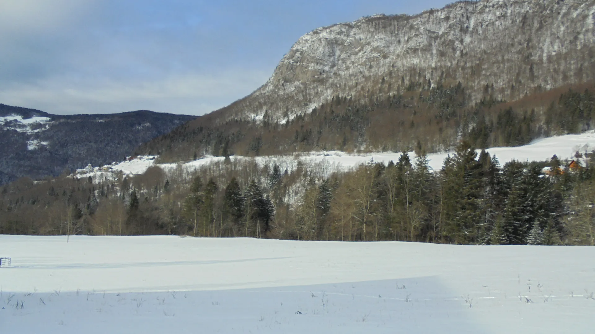 Photo showing: Vue hivernale sur la vallée et le village de Corbel. Photo prise le 26.01.2019.