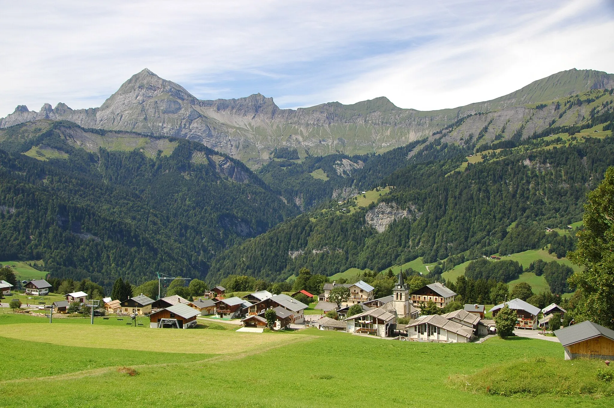 Photo showing: Le centre du village de Crest-Voland (Savoie) vu depuis le hameau de Paravy. Au fond, la chaîne des Aravis et le mont Charvin