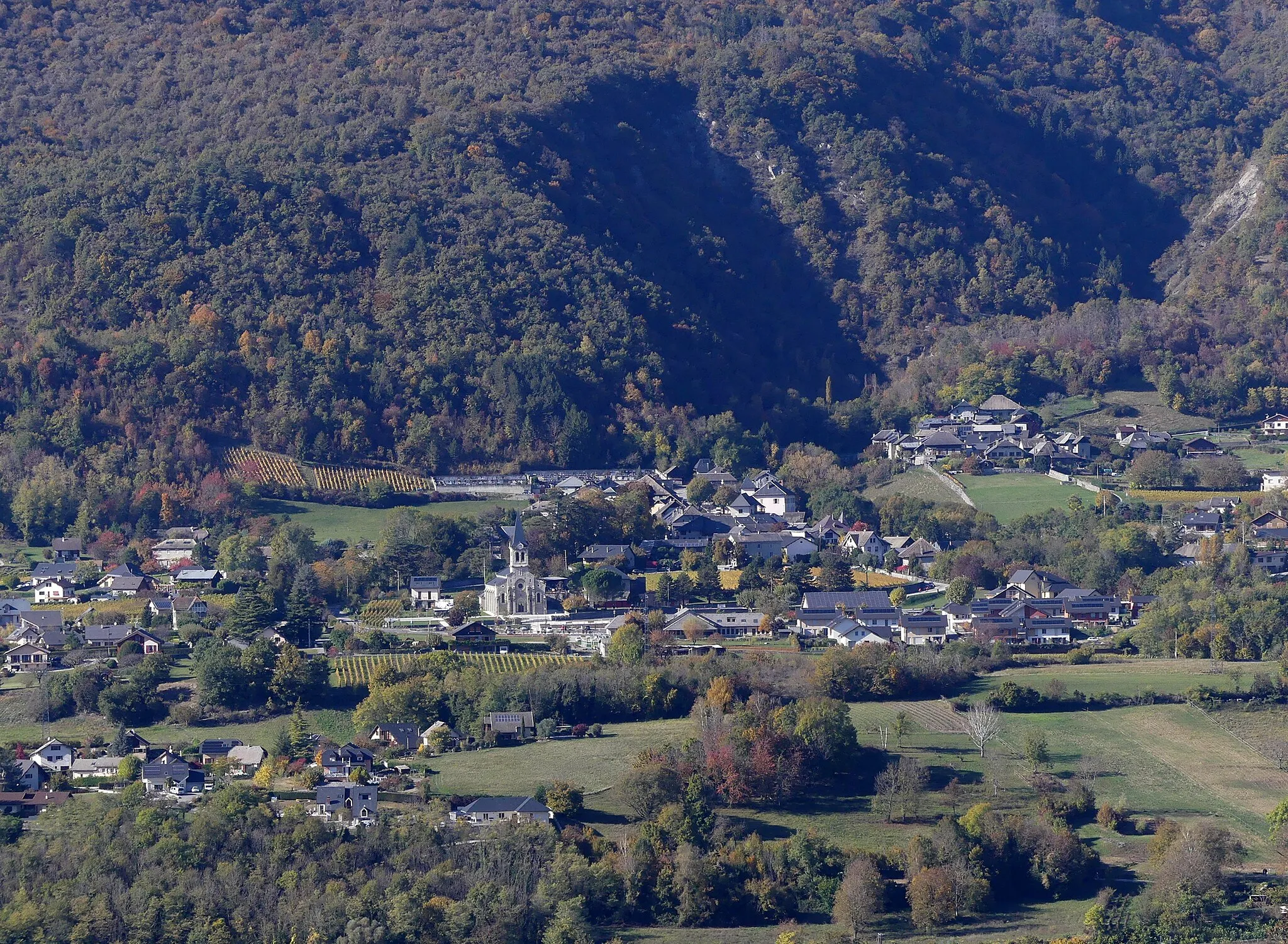 Photo showing: Sight, from the heights of Planaise on the opposite side of Isère river, of Cruet, Savoie, France.