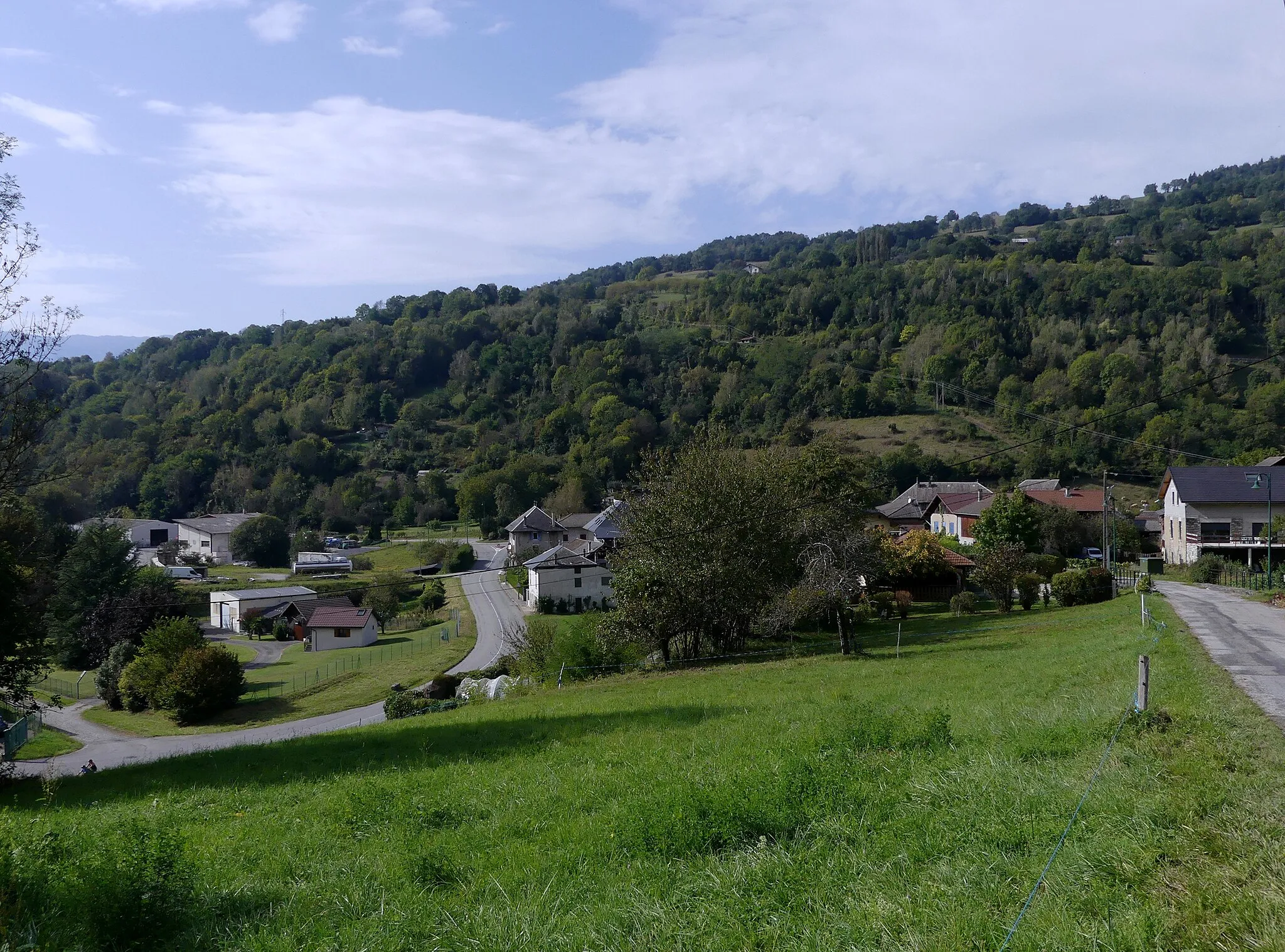 Photo showing: Sight of north-western side of Détrier at the foot of Montraillant hill, in Savoie, France.