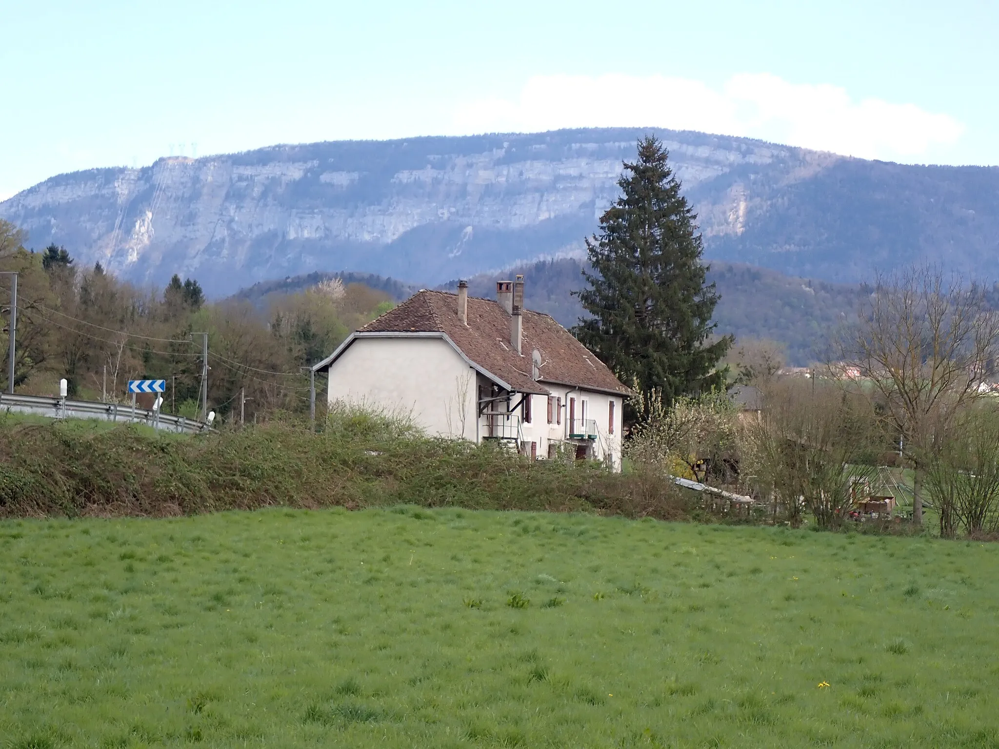 Photo showing: Habitation le long de la Route des Echelles au Bonnard (Domessin) devant la Chaîne de l'Épine