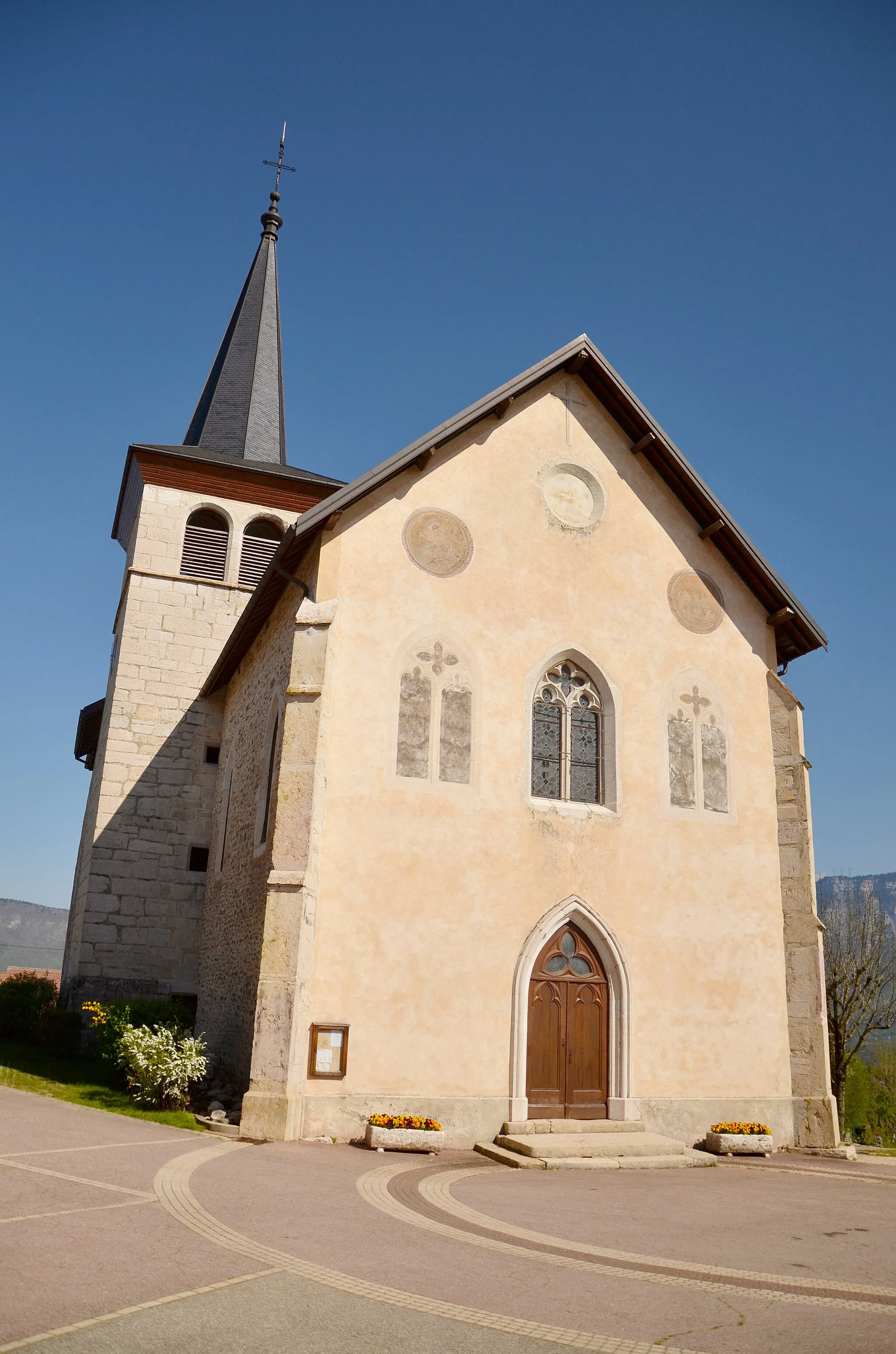 Photo showing: Eglise et place de Dullin centre