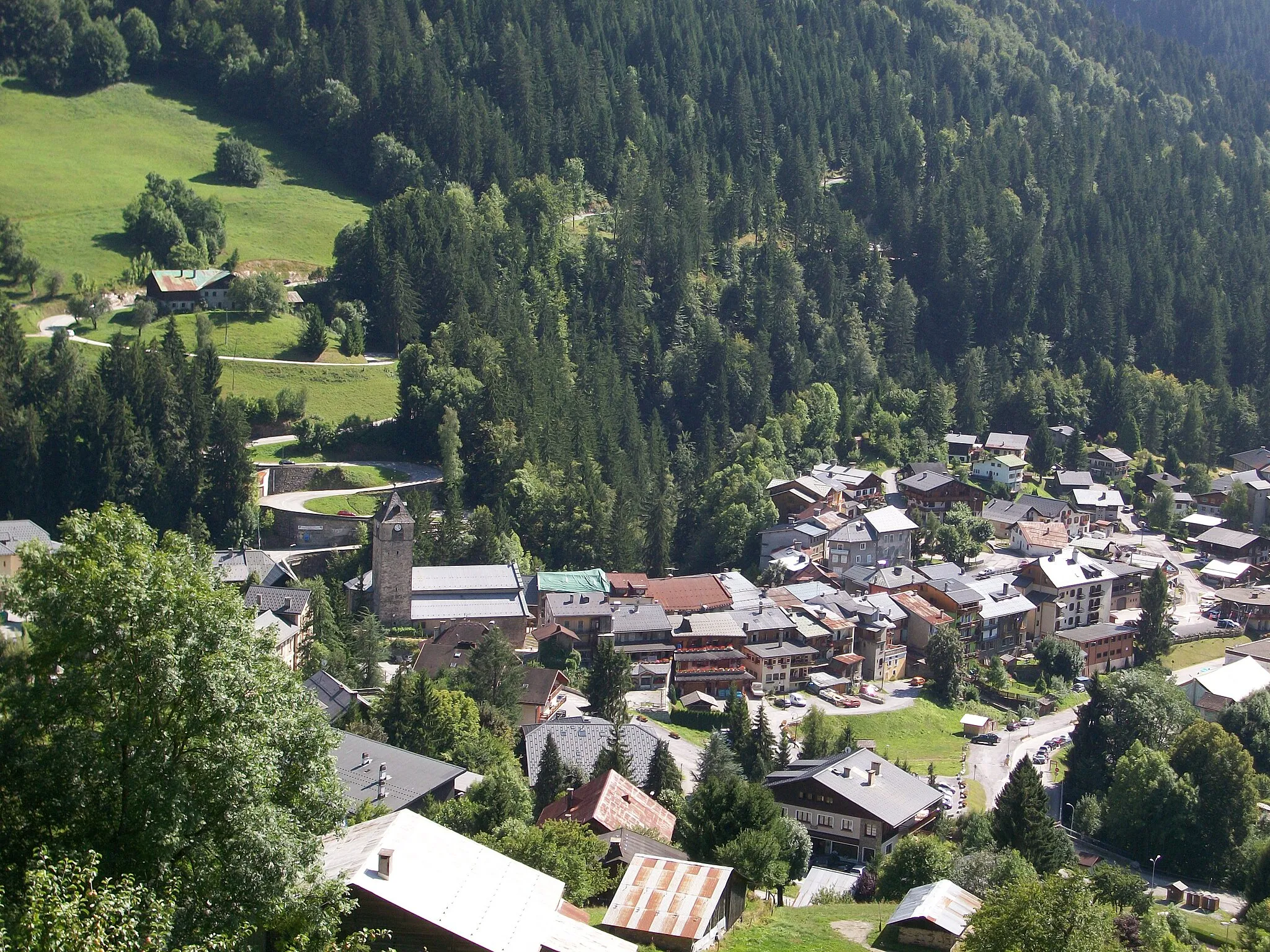 Photo showing: Overview of Flumet village