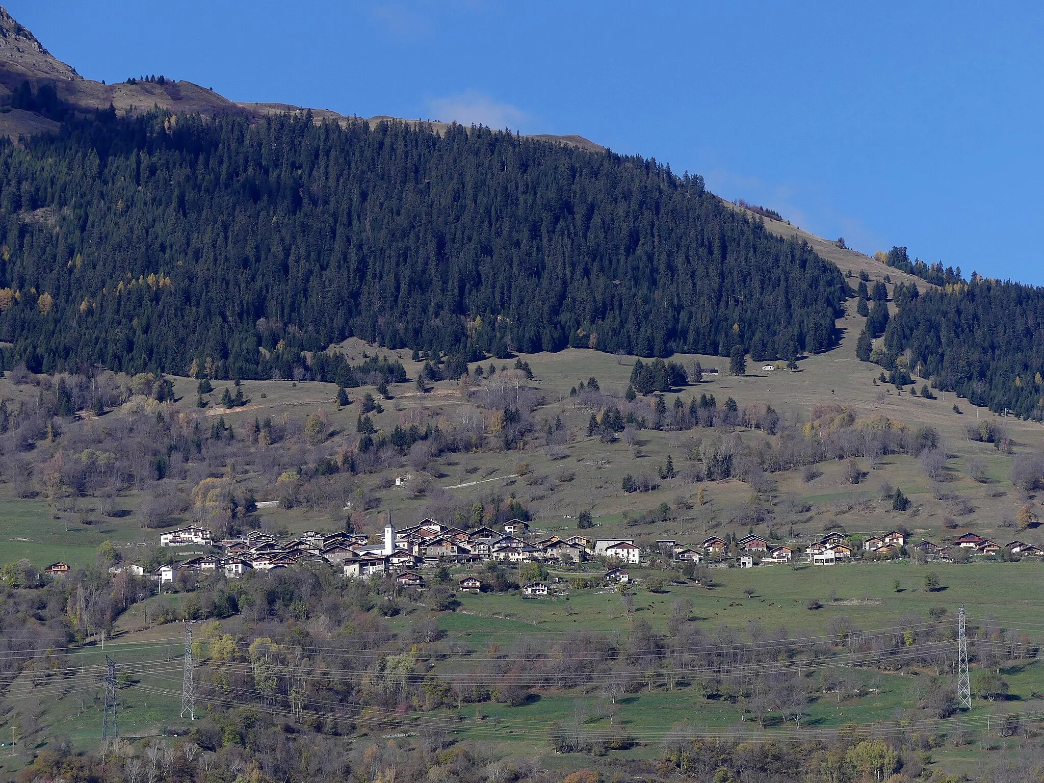 Photo showing: Sight, in autumn from Mâcot, of Granier village on the heights of Tarentaise valley, Savoie, France.