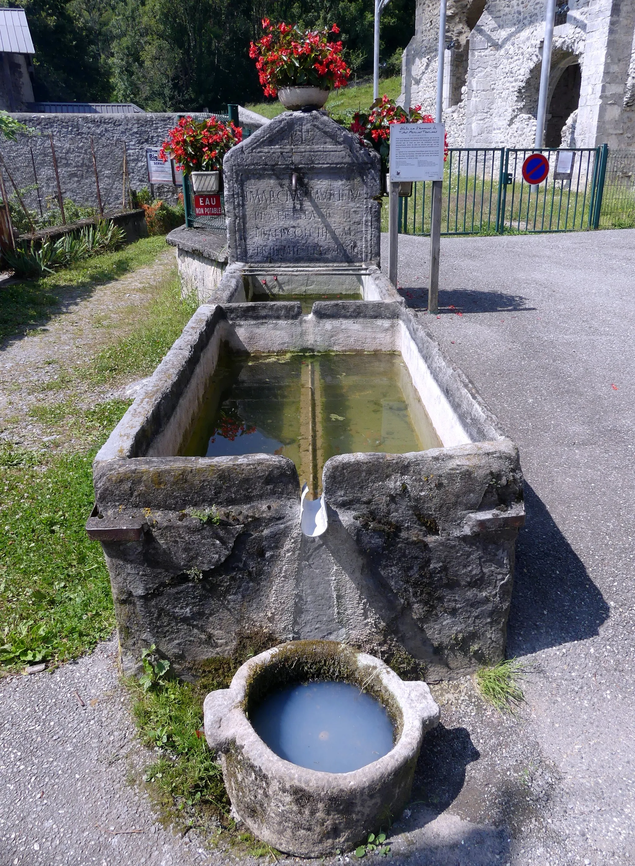 Photo showing: Sight of a water basin with roman inscriptions, in Grésy-sur-Isère, Savoie, France.