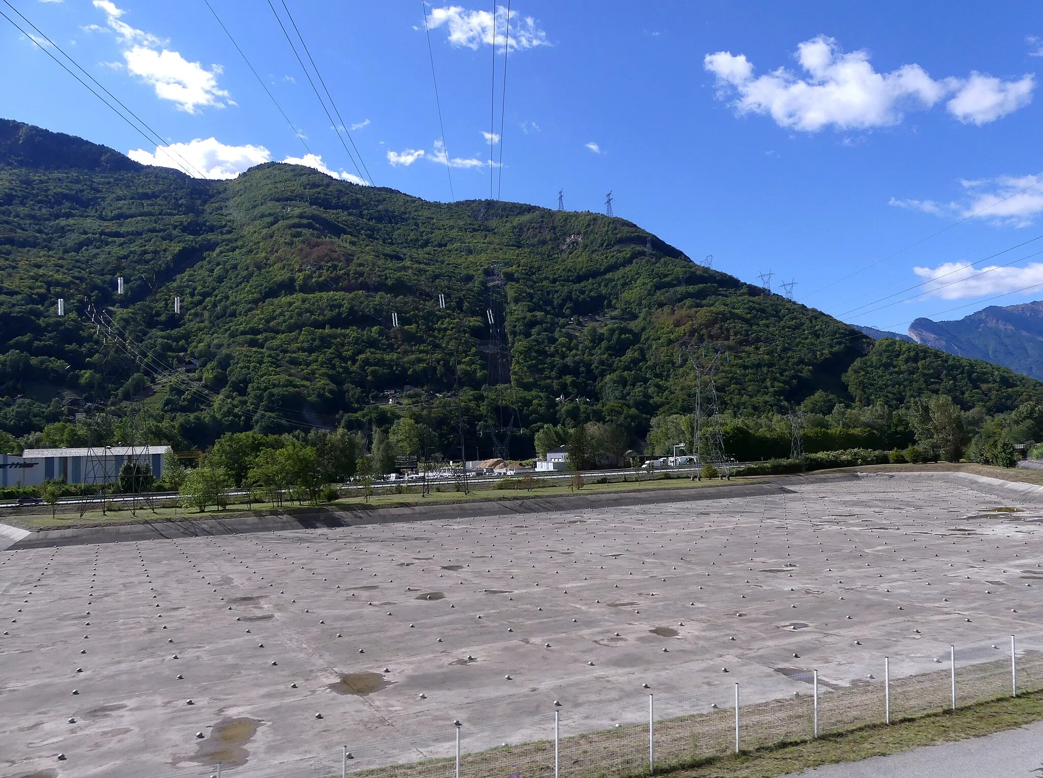 Photo showing: Sight, from Tarentaise railway line, of the stilling basin of La Bâthie hydroelectric power station, near Albertville, Savoie, France.