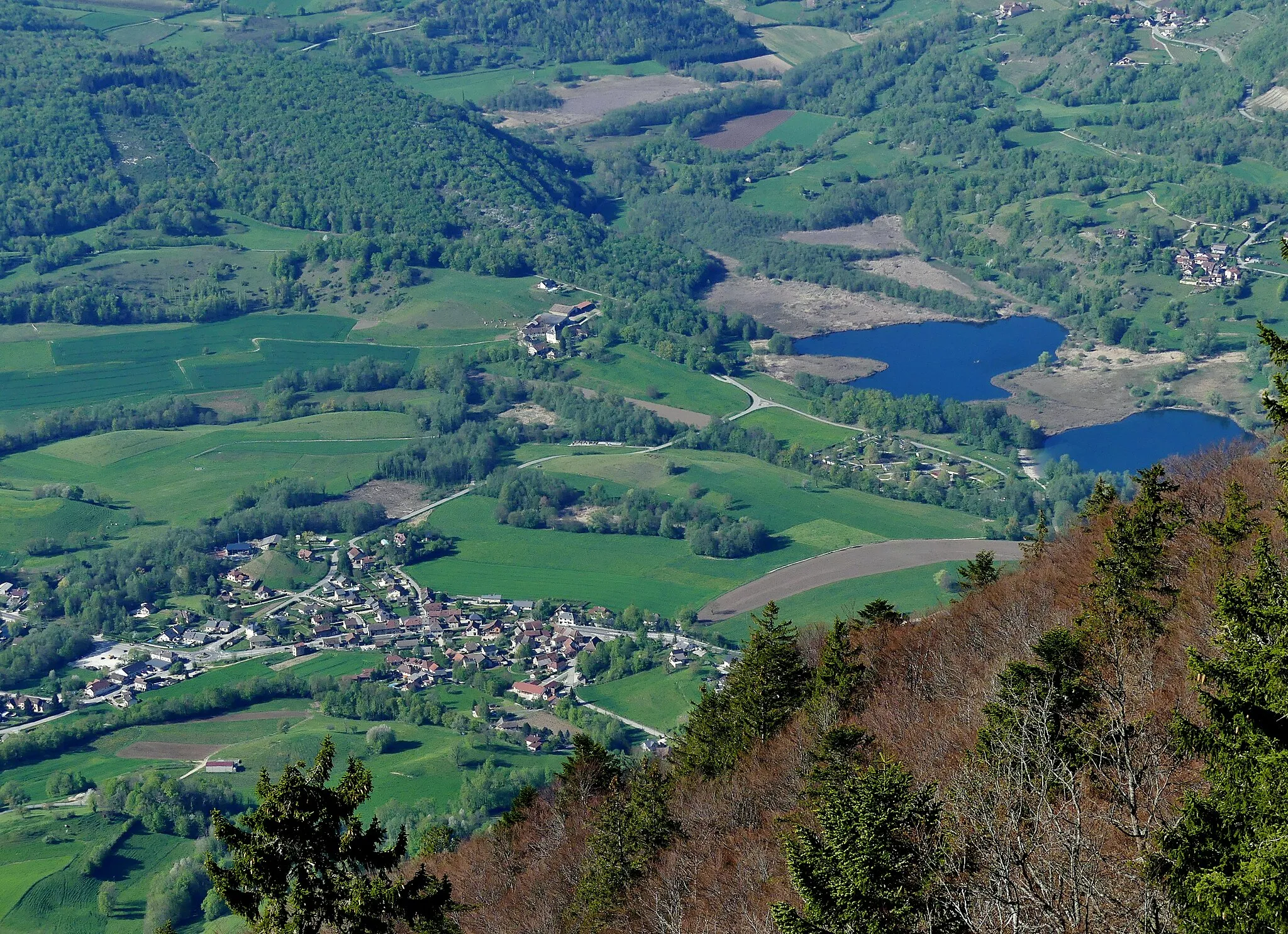 Photo showing: Sight, from the top of the Mont du Chat mountain (1,500 meters high), of Saint-Jean-de-Chevelu village and its two surrounding lakes, in Savoie, France.