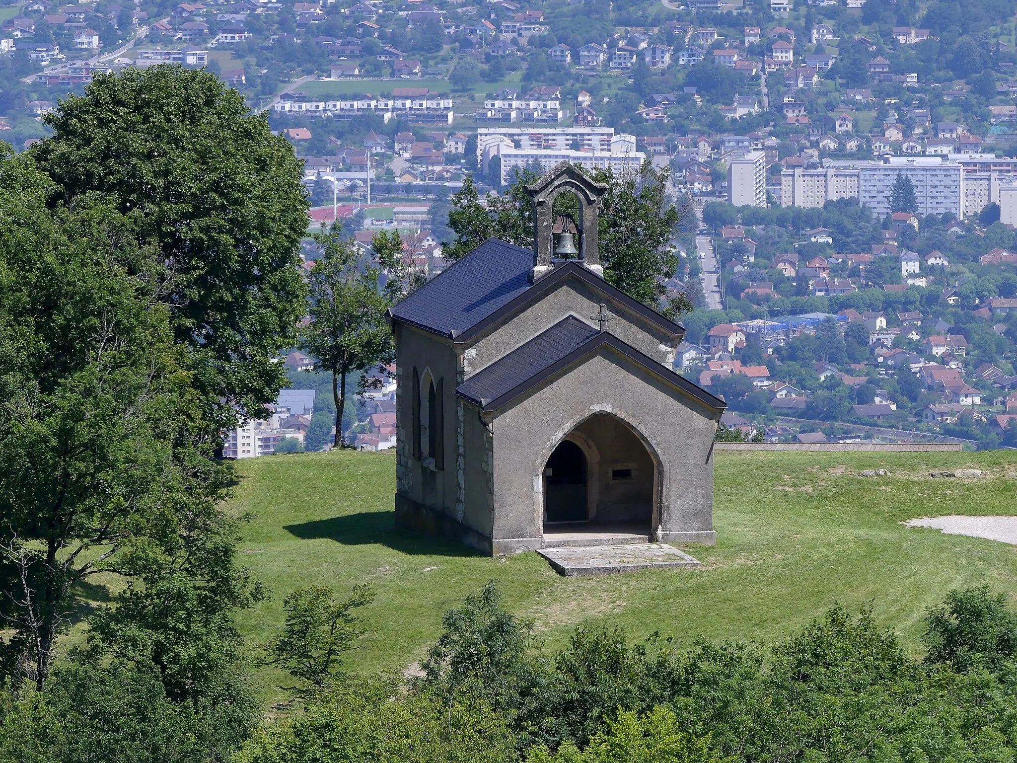 Photo showing: Sight of Notre-Dame-de-l'Étoile chapel in La Chapelle-du-Mont-du-Chat, Savoie, France. At the background can be seen Aix-les-Bains downtown.