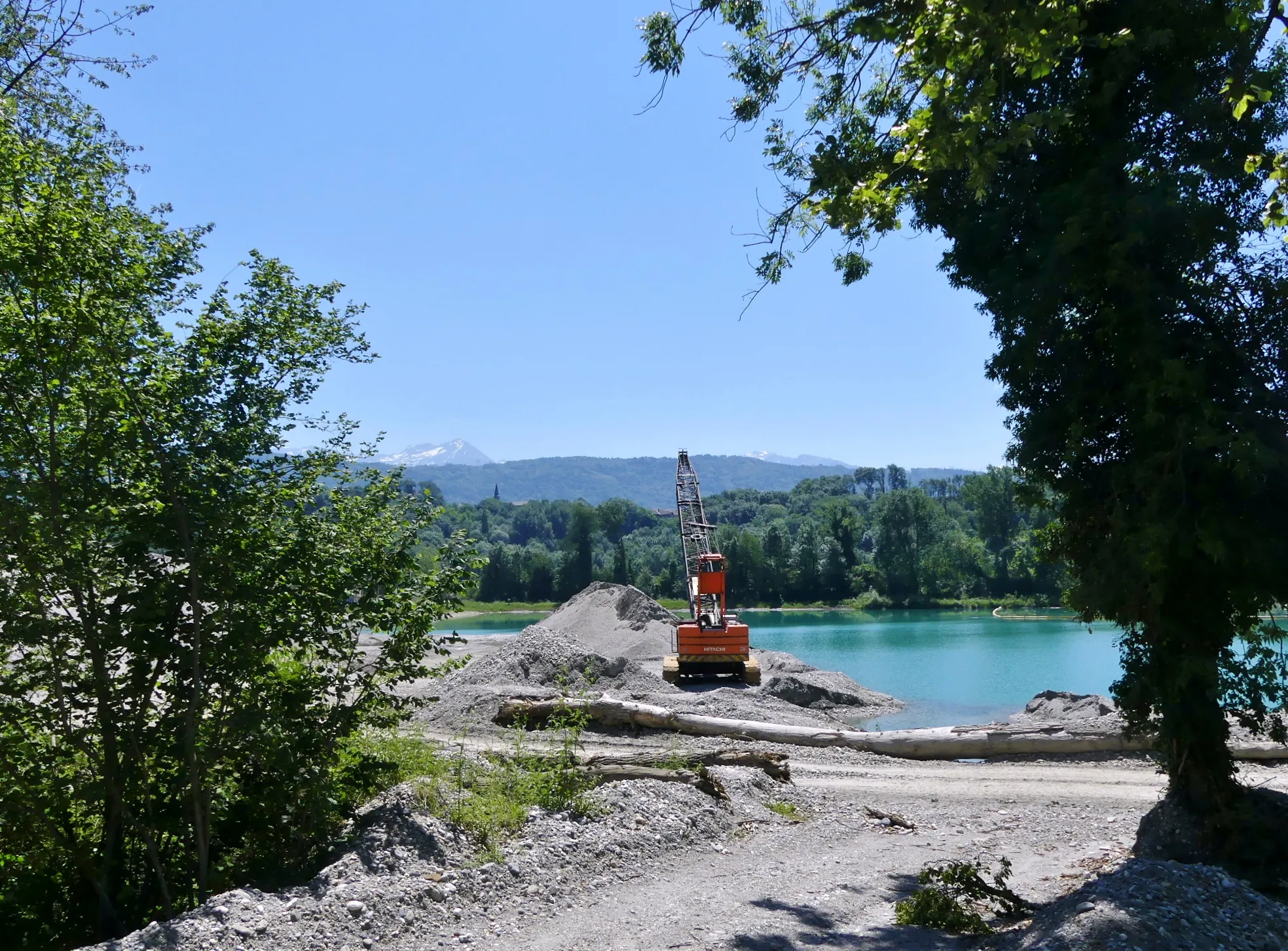 Photo showing: Sight of the quarry of La Chavanne on the Isère left riverbank, in Savoie, France. It is exploited by Vicat company and produces aggregates.