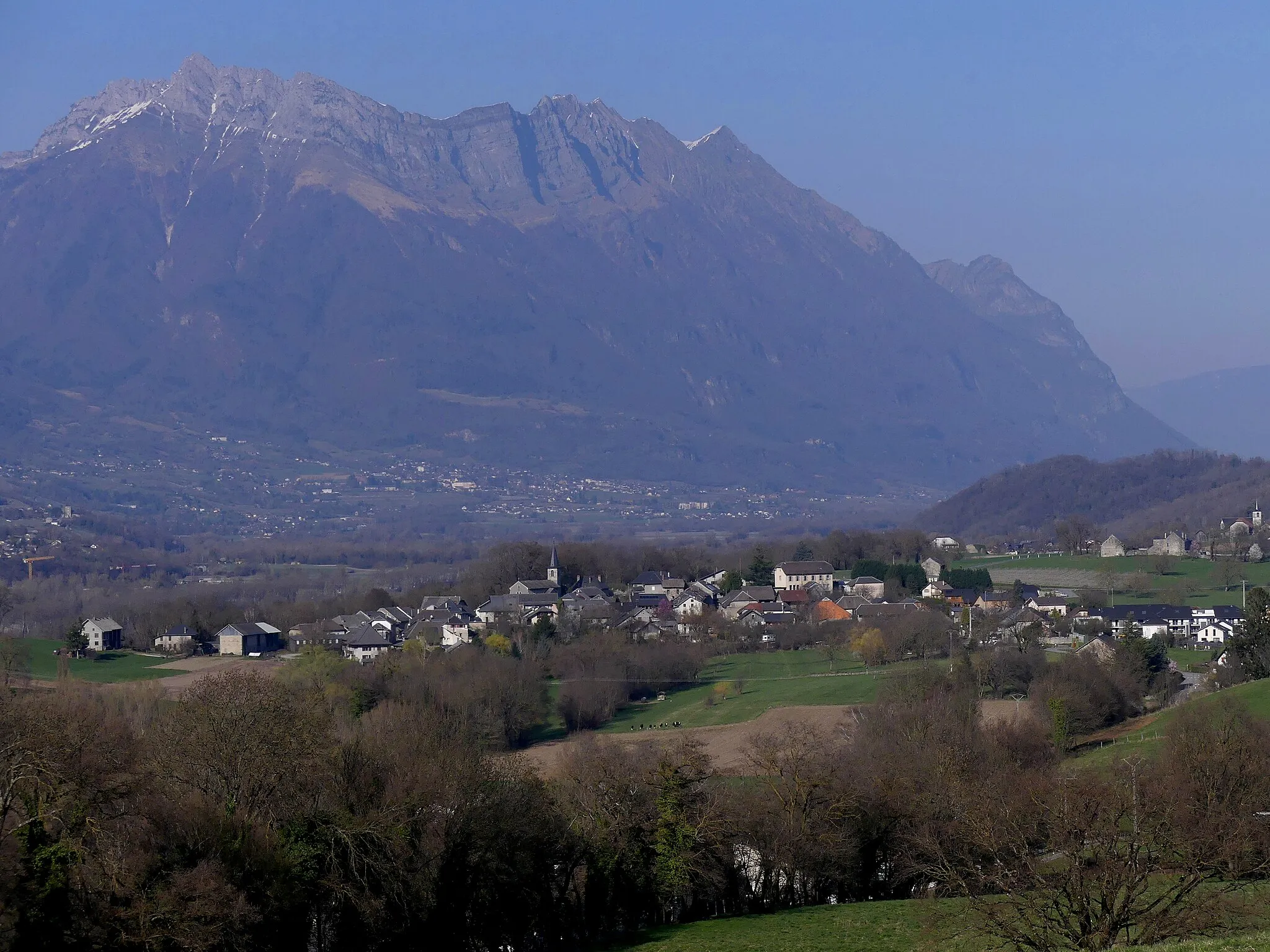 Photo showing: Sight, in late winter, of La Chavanne village in Combe de Savoie broad valley, Savoie, France.
