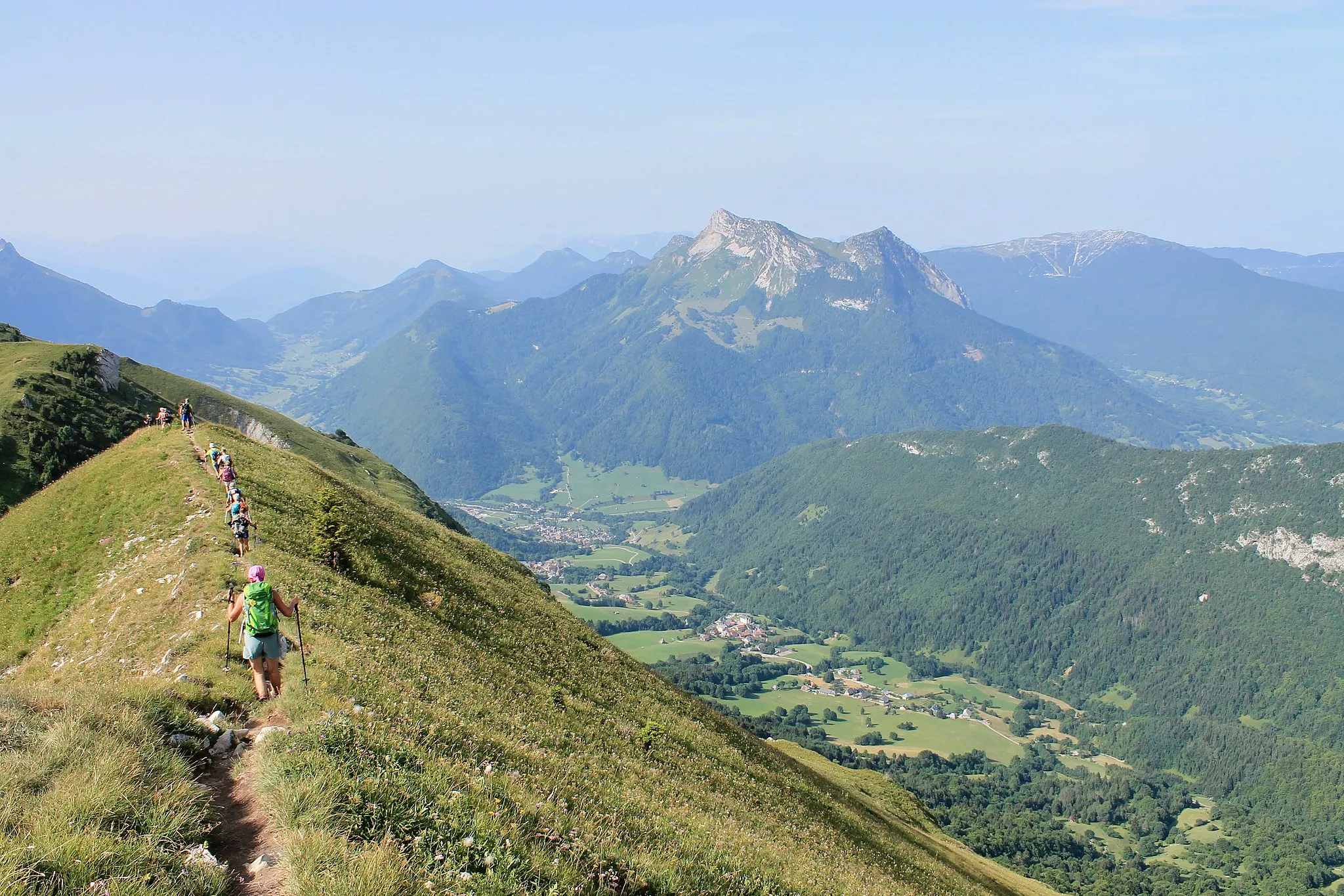 Photo showing: Vallée de Doucy sur la droite, vue du nord, depuis le col de Charbonnet. En arrière-plan, le village de La Compôte, le Nant de Rossanaz et le Colombier d'Aillon.