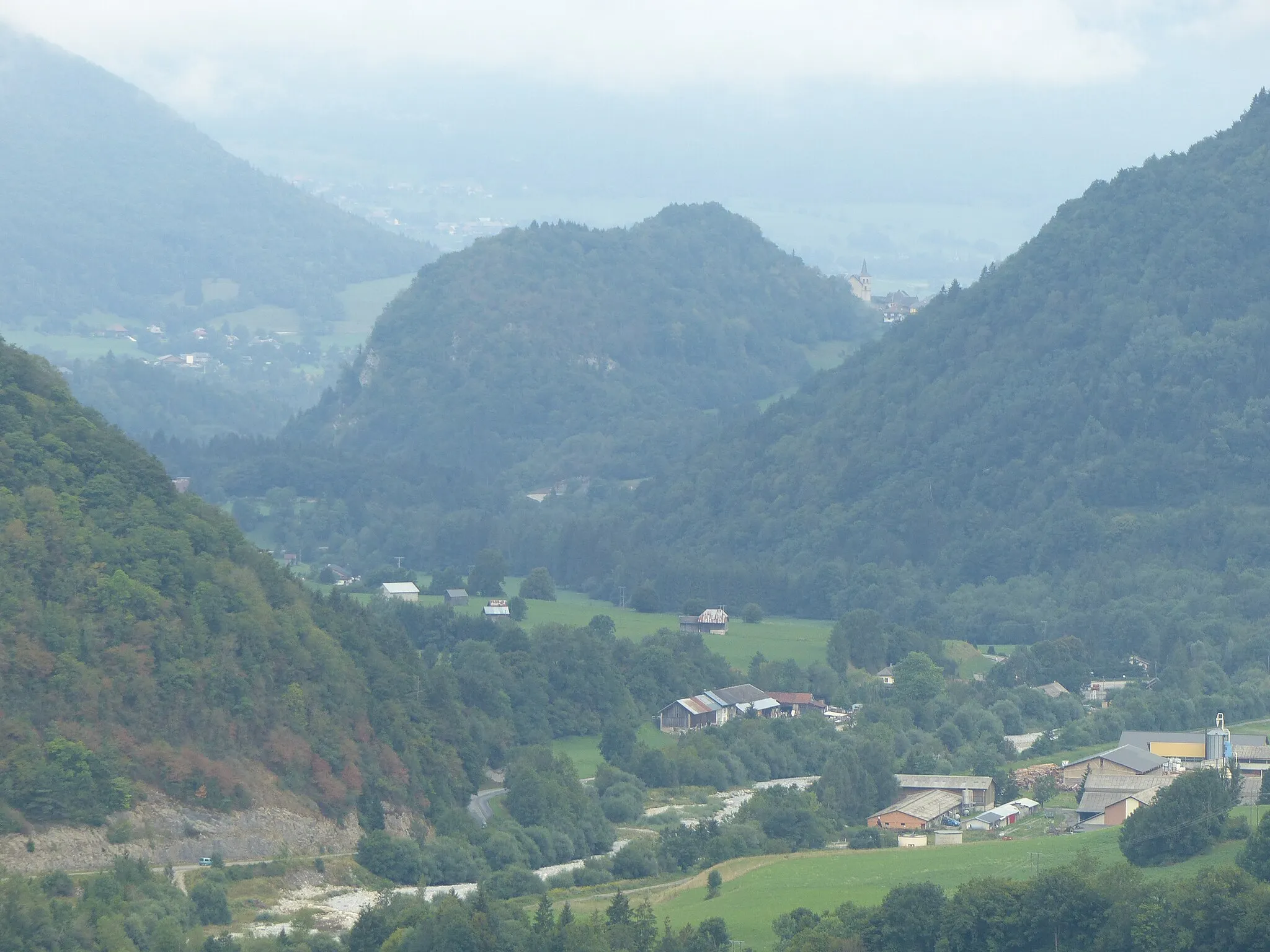 Photo showing: La vallée du Chéran vue depuis Jarsy (Savoie), vers l'aval, dans le massif des Bauges. Au fond à droite, le Châtelard.