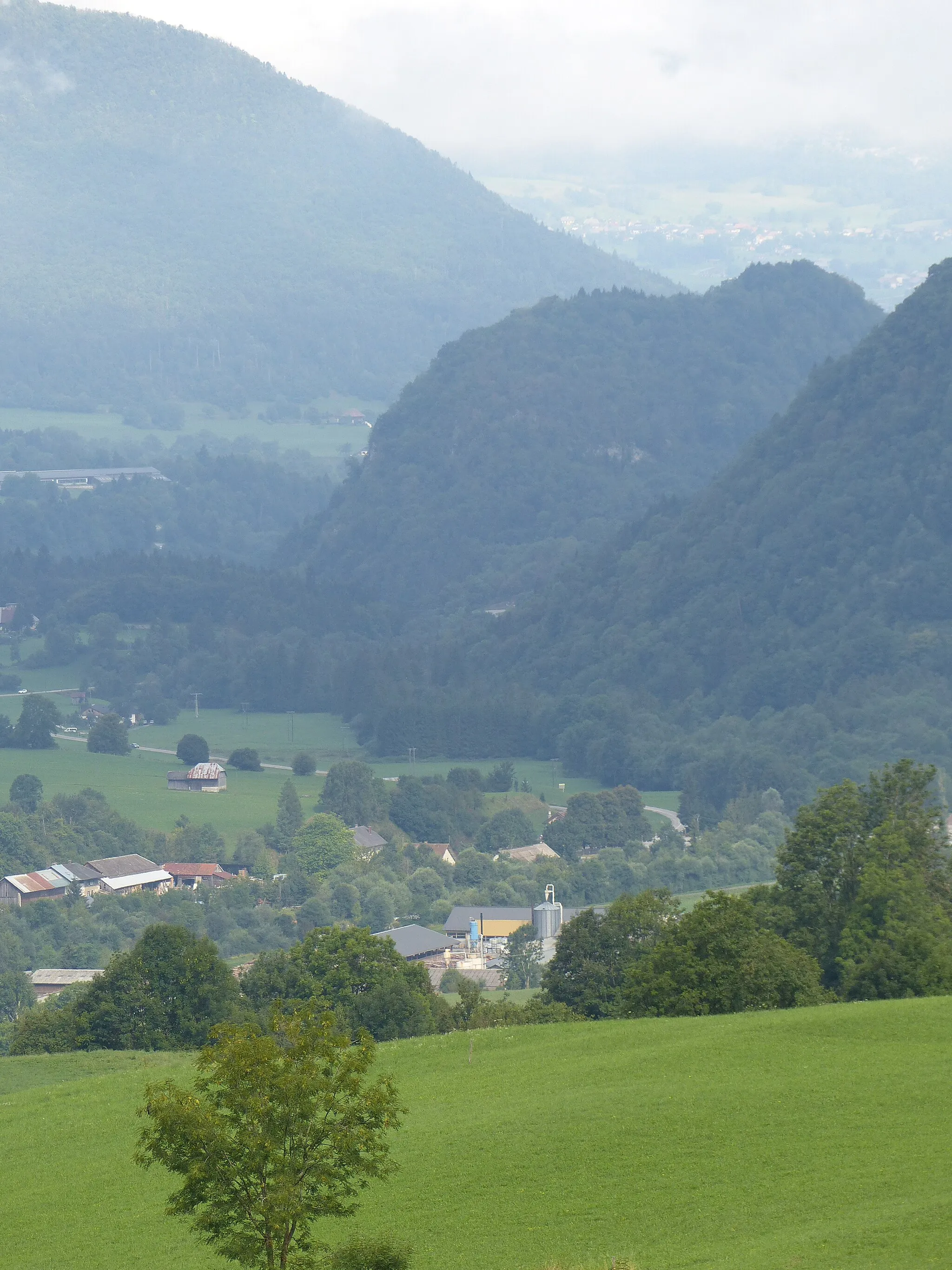 Photo showing: La vallée du Chéran vue depuis Jarsy (Savoie), vers l'aval, dans le massif des Bauges.