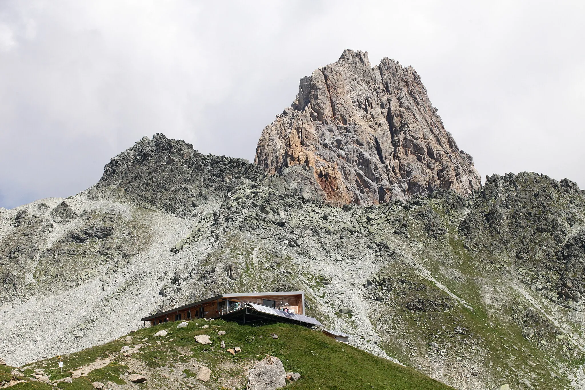 Photo showing: Aiguille de la Nova et refuge de Presset.