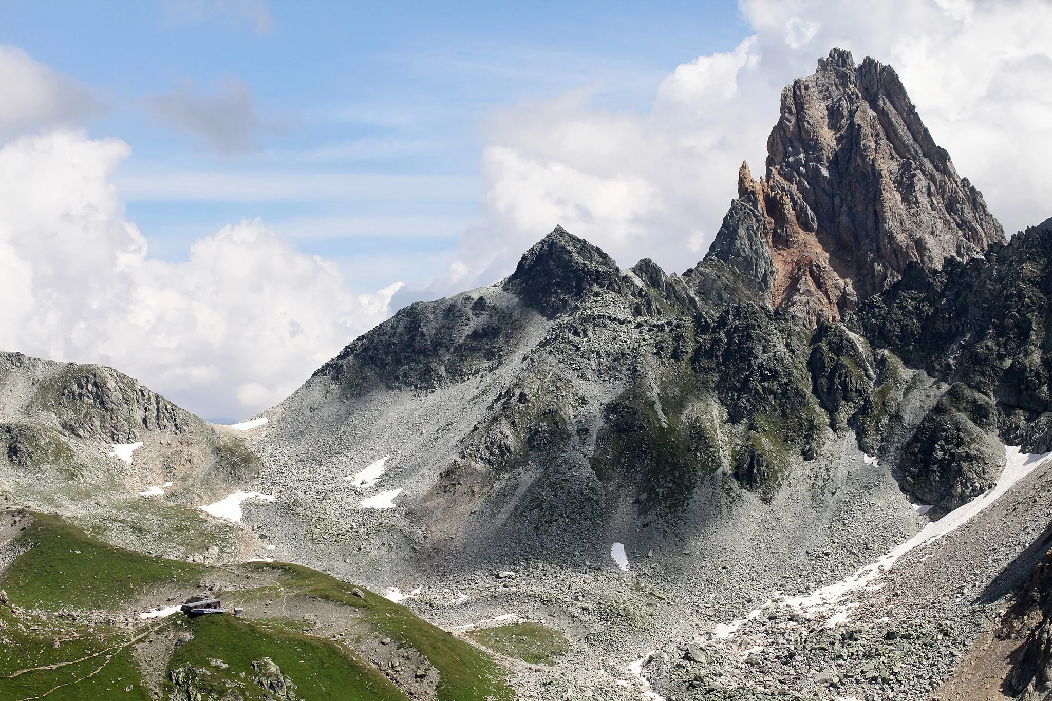 Photo showing: Aiguille de la Nova et refuge de Presset.