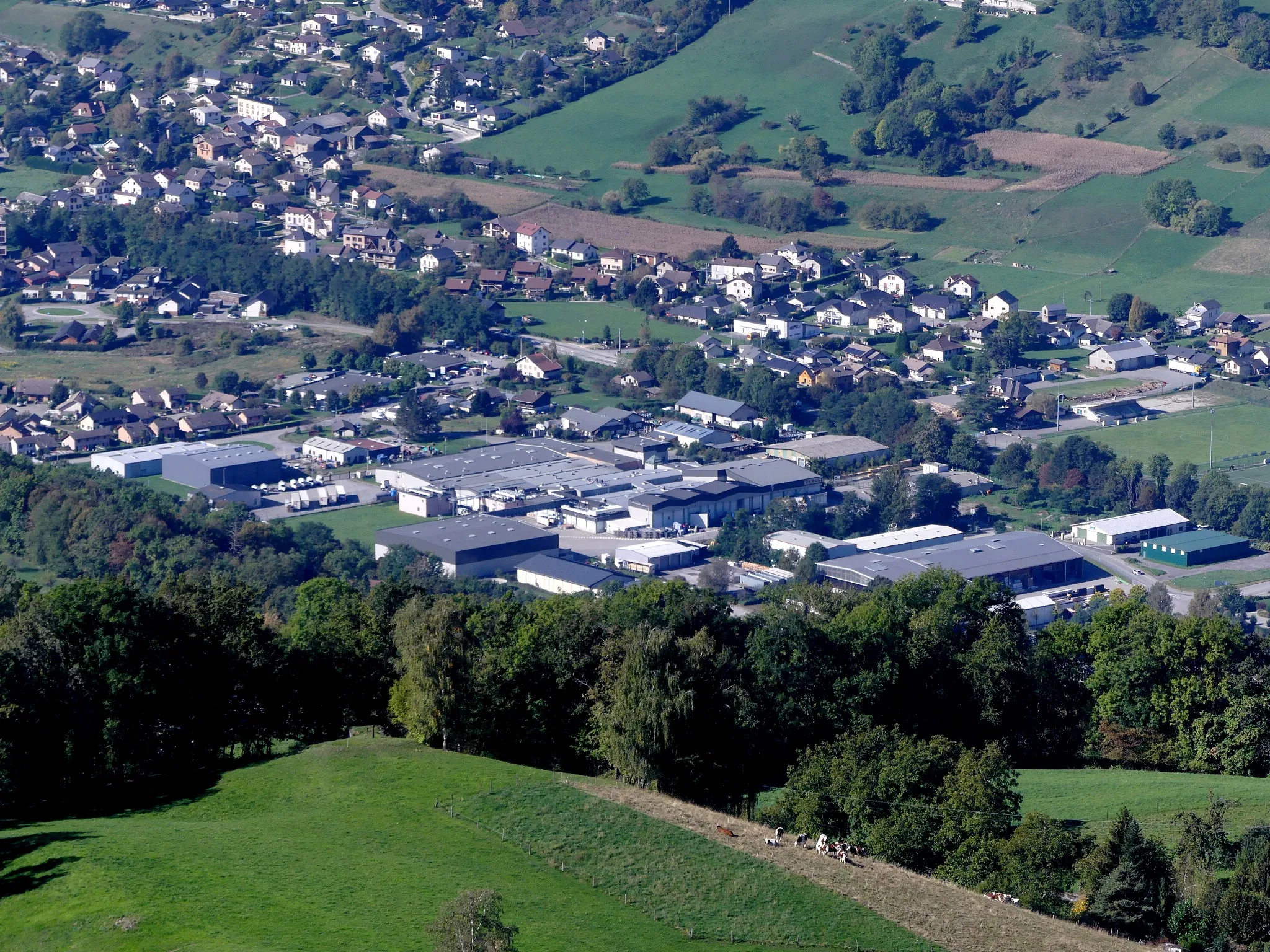 Photo showing: Sight, from Pic de l'Huile mountain, of Le Héron business park near La Rpchette, Savoie, France.