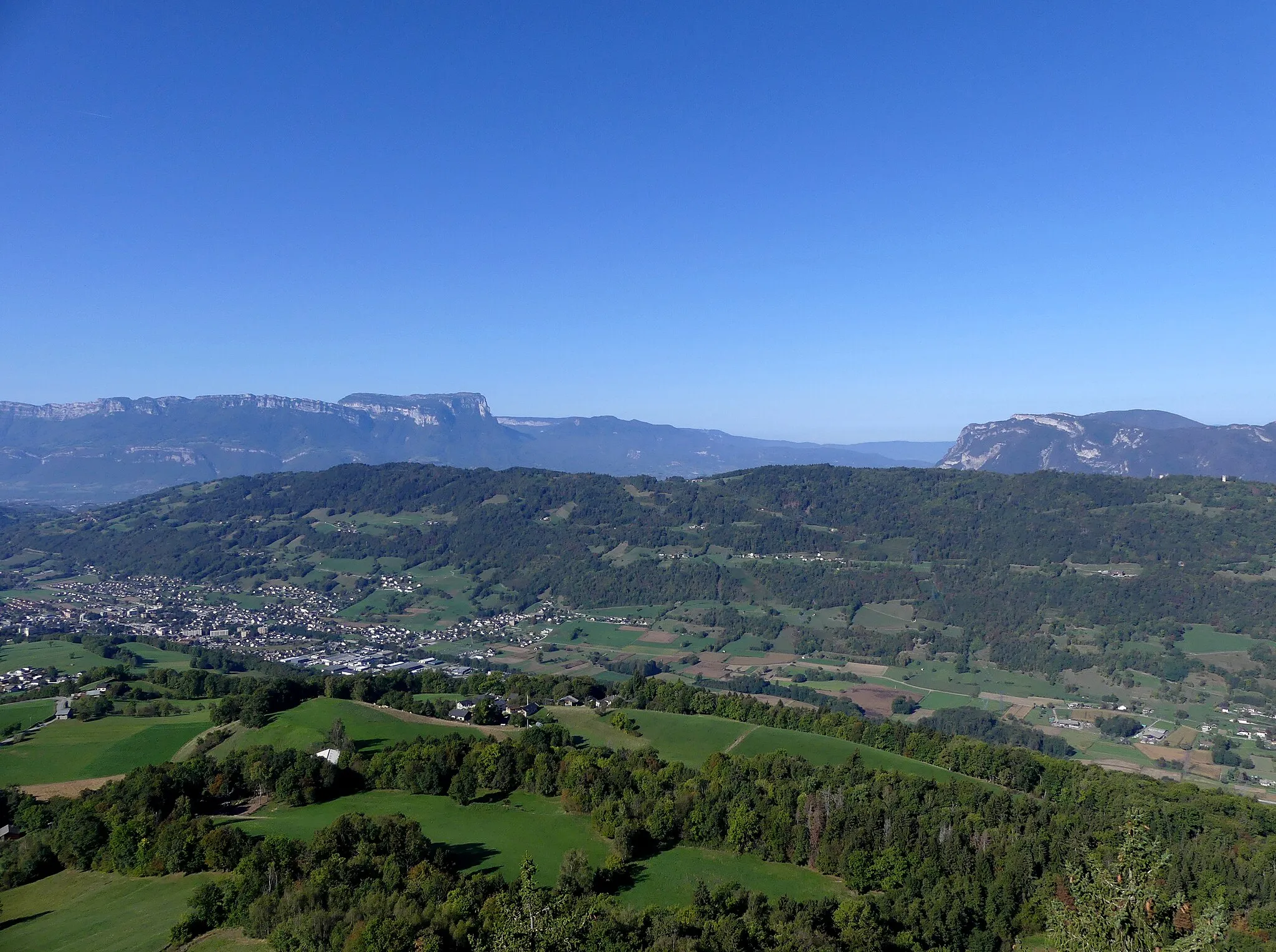 Photo showing: Sight, from Pic de l'Huile mountain, of Montraillant mountain, in Savoie, France.