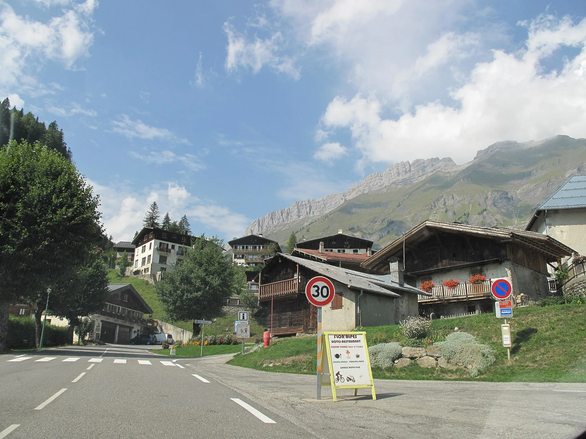 Photo showing: The slope of the Aravis pass on east side at la Giettaz (Savoie, France).