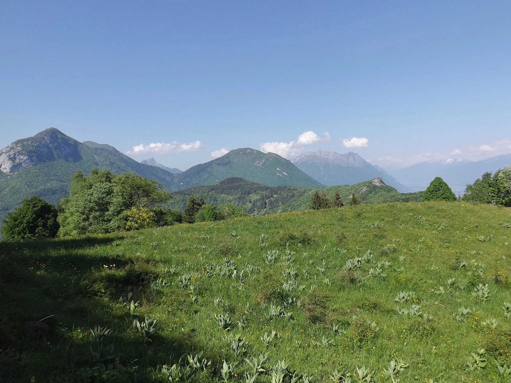Photo showing: Panoramic landscape from the Southern Bauges mountain range, on the French commune of La Thuile, near Chambéry in Savoie.