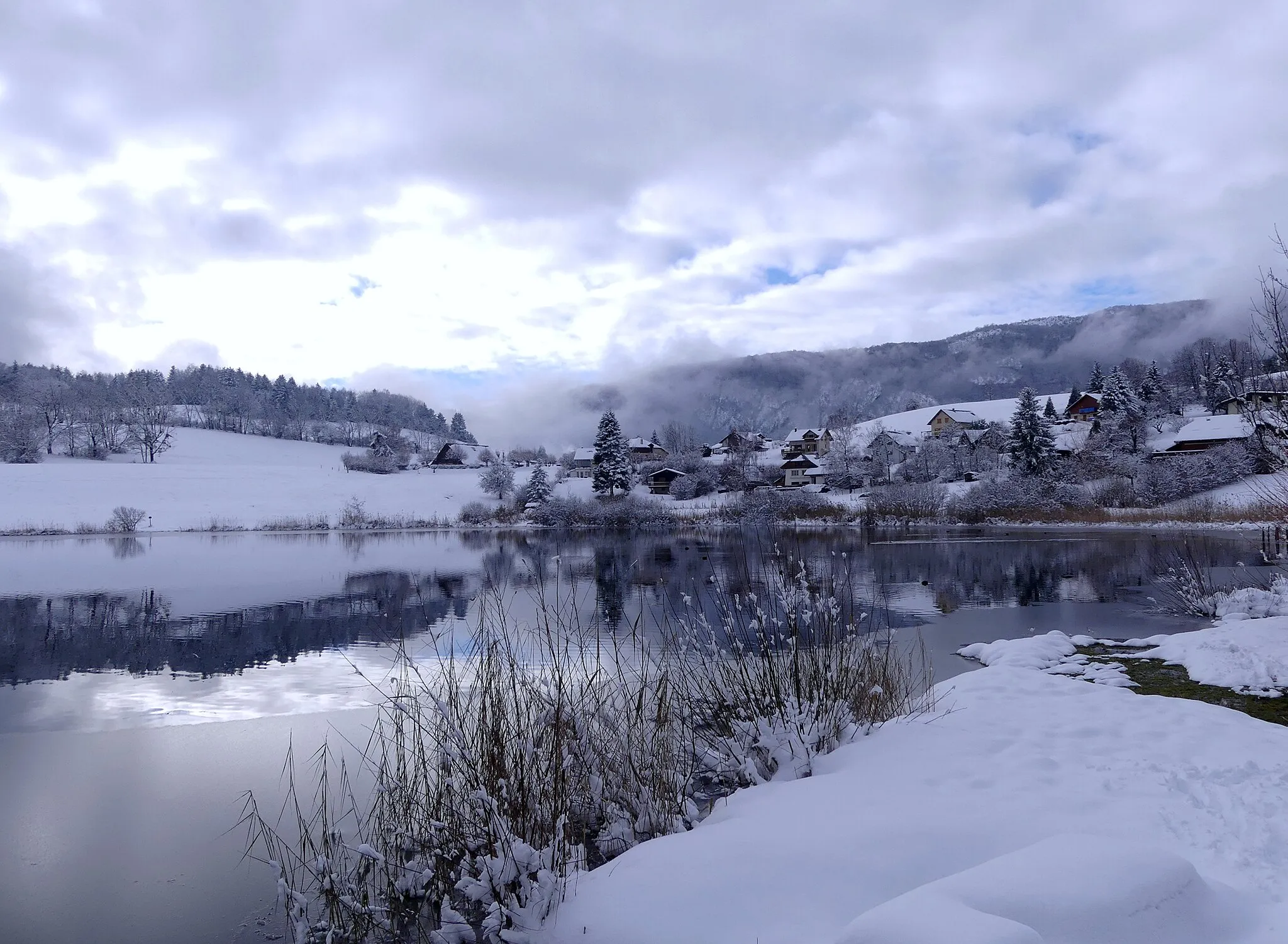 Photo showing: Sight, after snowfalls, of partly frozen La Thuile lake in La Thuile, Savoie, France.