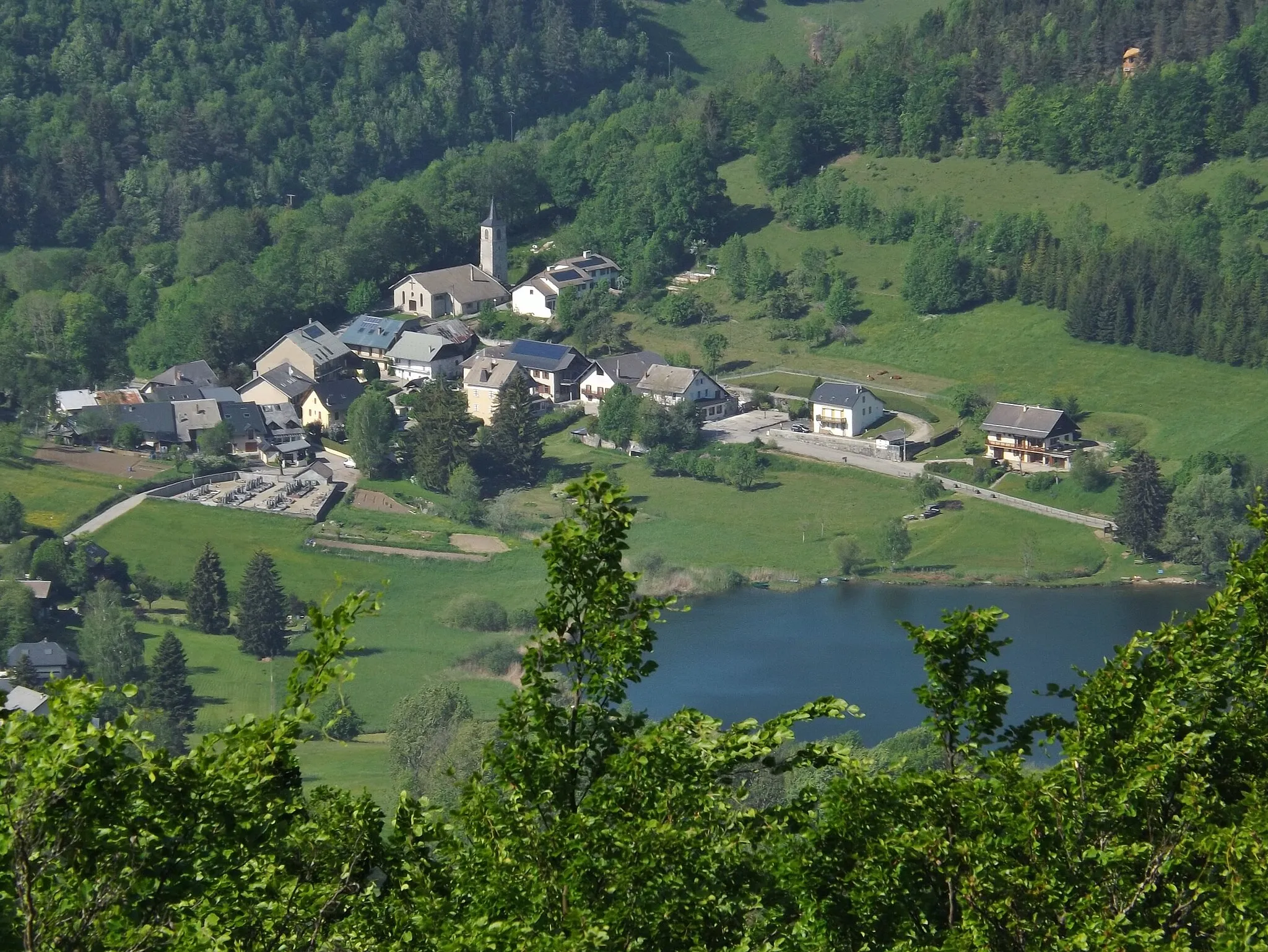 Photo showing: Sight of La Thuile village and the lac de la Thuile lake, in the Bauges mountains near Chambéry in Savoie, France.