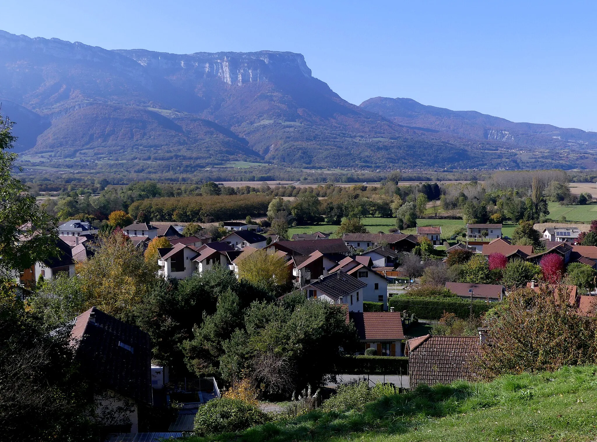 Photo showing: Sight, from the church, Laissaud village and Mont Granier mount, in Savoie, France.