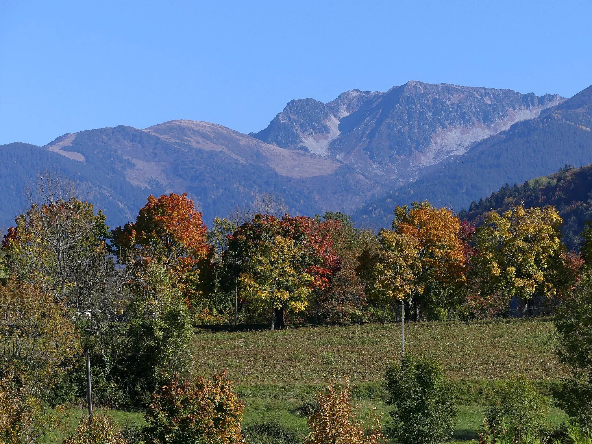 Photo showing: Sight, in autumn, of the heights of Laissau with Pointe de Rognier and Chapotet mountains at the background, Savoie, France.