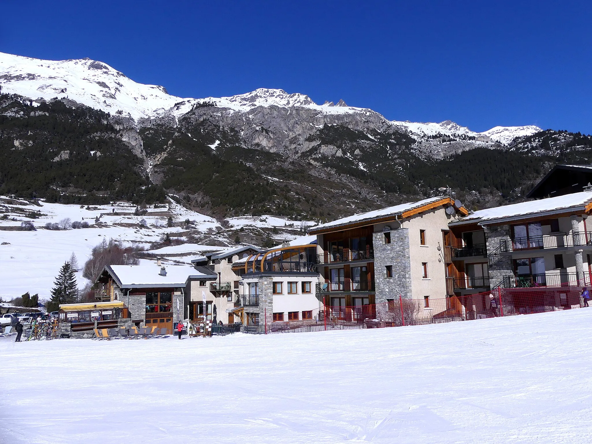 Photo showing: Sight, in winter, of the snow front of Lanslevillard ski resort near Vieux Moulin chairlift, in high Maurienne valley, Savoie, France.