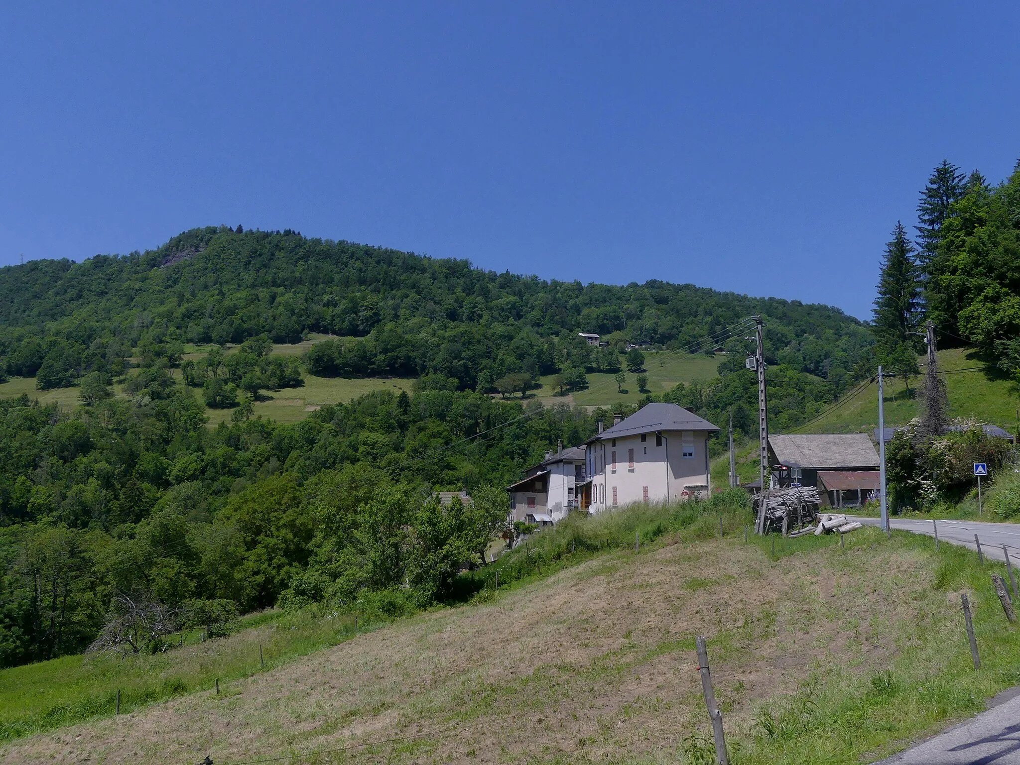 Photo showing: Sight of Les Jeannins hamlet on the side of Route départementale 207 road, in Le Verneil, Savoie, France.