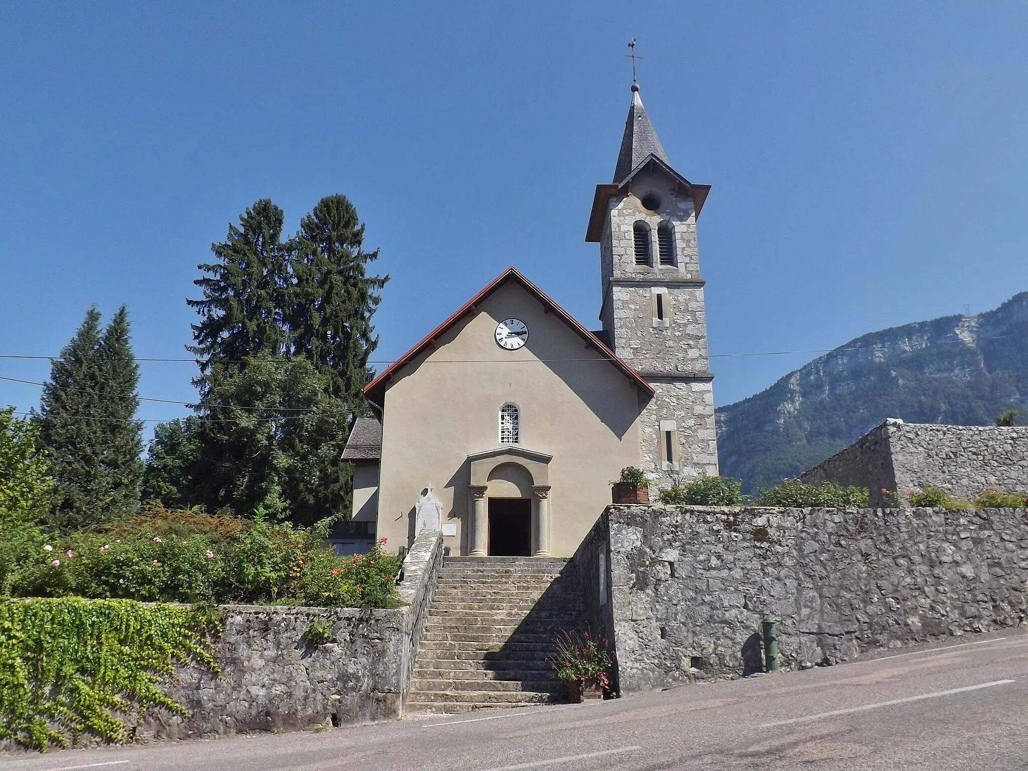 Photo showing: Sight of the church of Lépin-le-Lac village, near Chambéry in Savoie, France.