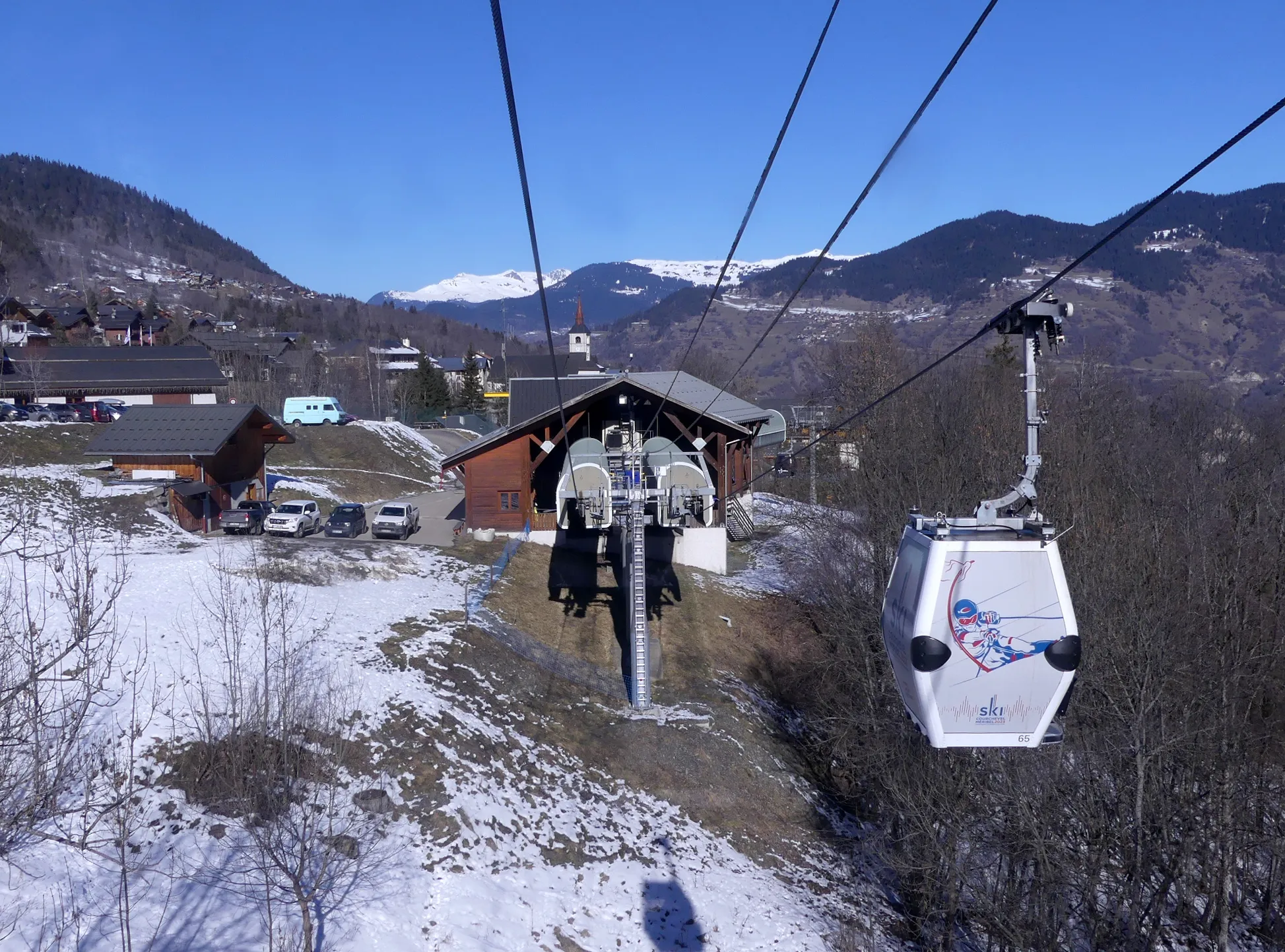 Photo showing: Sight, in winter from a gondola, of Olympe gondola lift close to Les Allues intermediate station, towards Brides-les-Bains village, in Savoie, France.