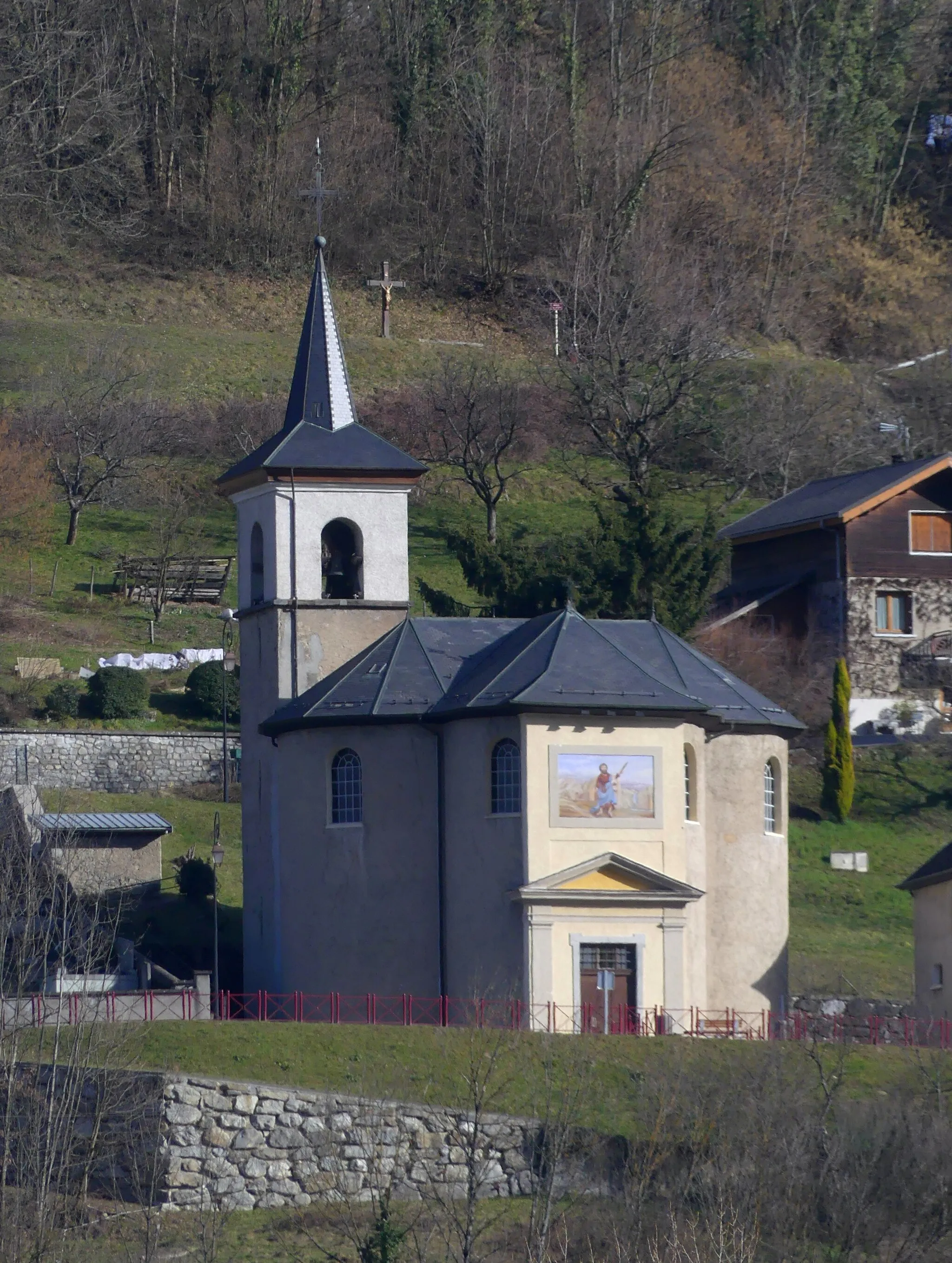 Photo showing: Sight, in winter from Saint-Rémy-de-Maurienne on the opposite side of Arc river, of Saint-Barthélémy church of Les Chavannes-en-Maurienne, in the Maurienne valley, Savoie, France.