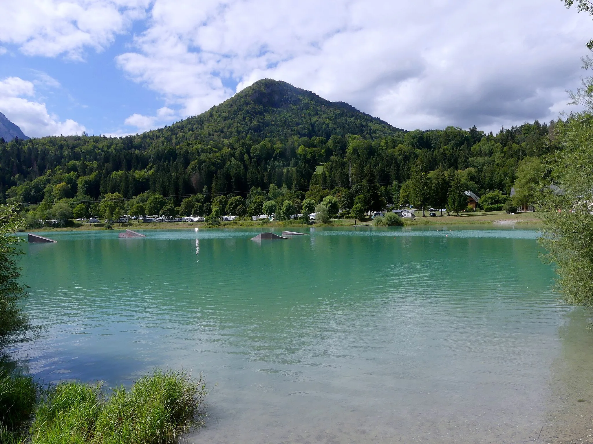 Photo showing: Sight of Lescheraines lake with visible L'Île du Chéran camping at the background, in Bauges mountain range, Savoie, France.