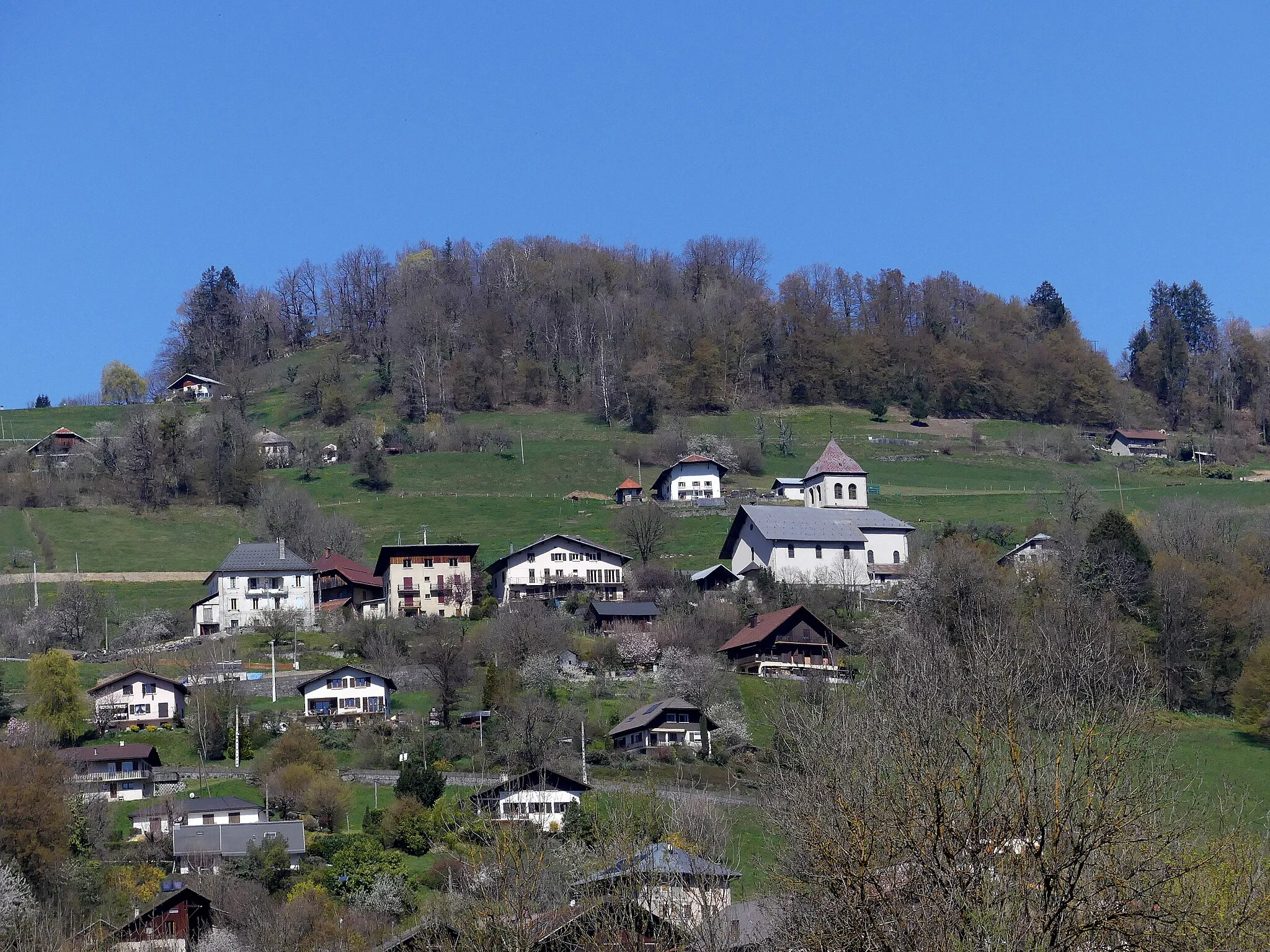 Photo showing: Sight, from the bottom of Arly valley, of Marthod village, Savoie, France.