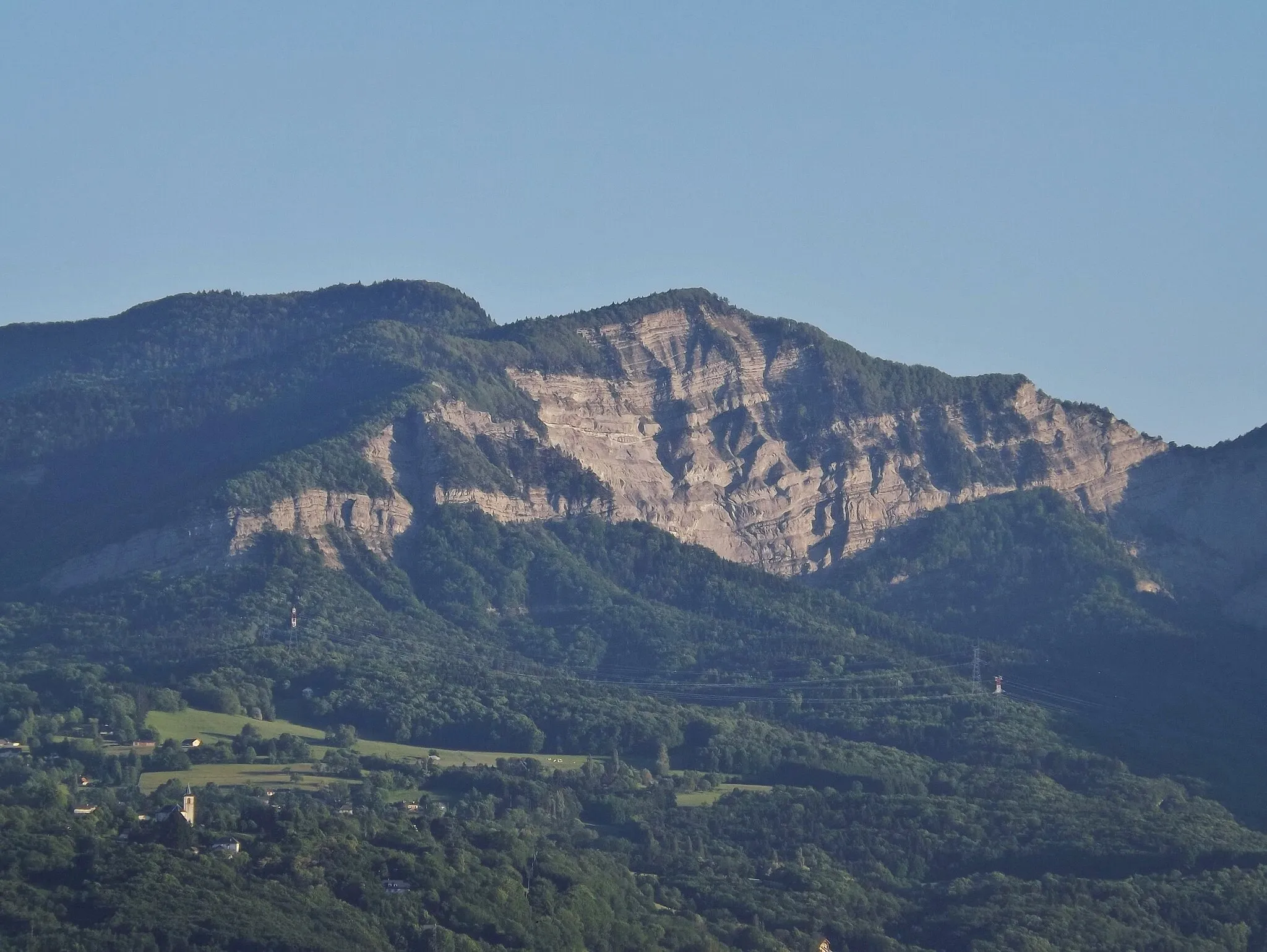 Photo showing: Panoramic sight, in the sunset from the heights of Chambéry, on the French commune and village of Montagnole at the North of the Chartreuse mountain range, in Savoie, France.