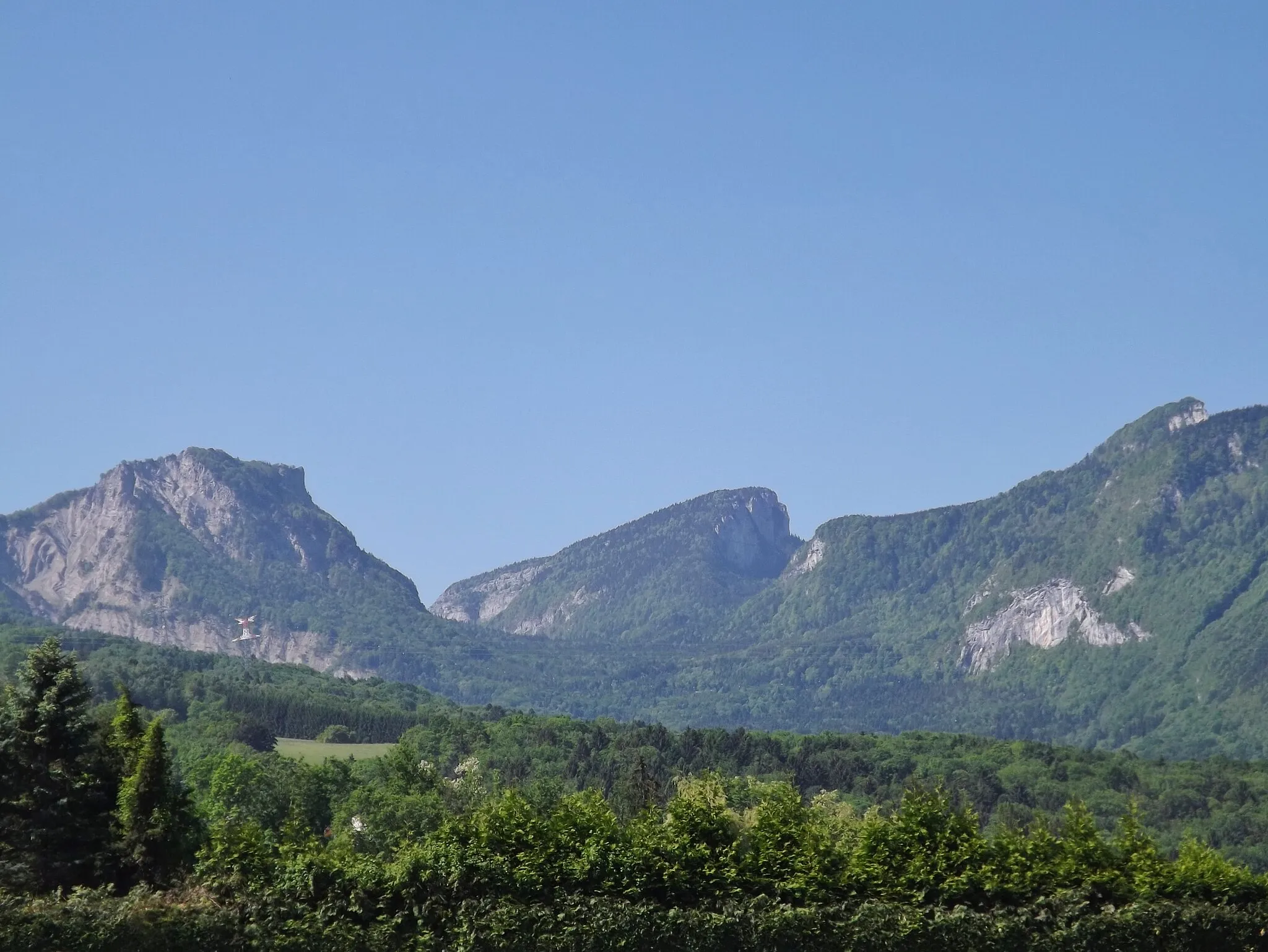 Photo showing: Sight, from Montganole, of the mont Pellat (1,443 meters high), mont Outheran (1,676 m) and dent du Corbeley (1,419 m) mounts, in the Chartreuse mountain range, near Chambéry in Savoie, France.