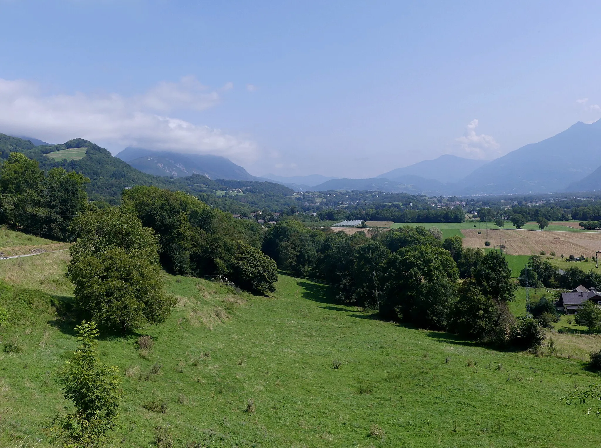 Photo showing: Sight on the heights of Montailleur in Combe de Savoie broad valley, towards Albertville, Savoie, France.