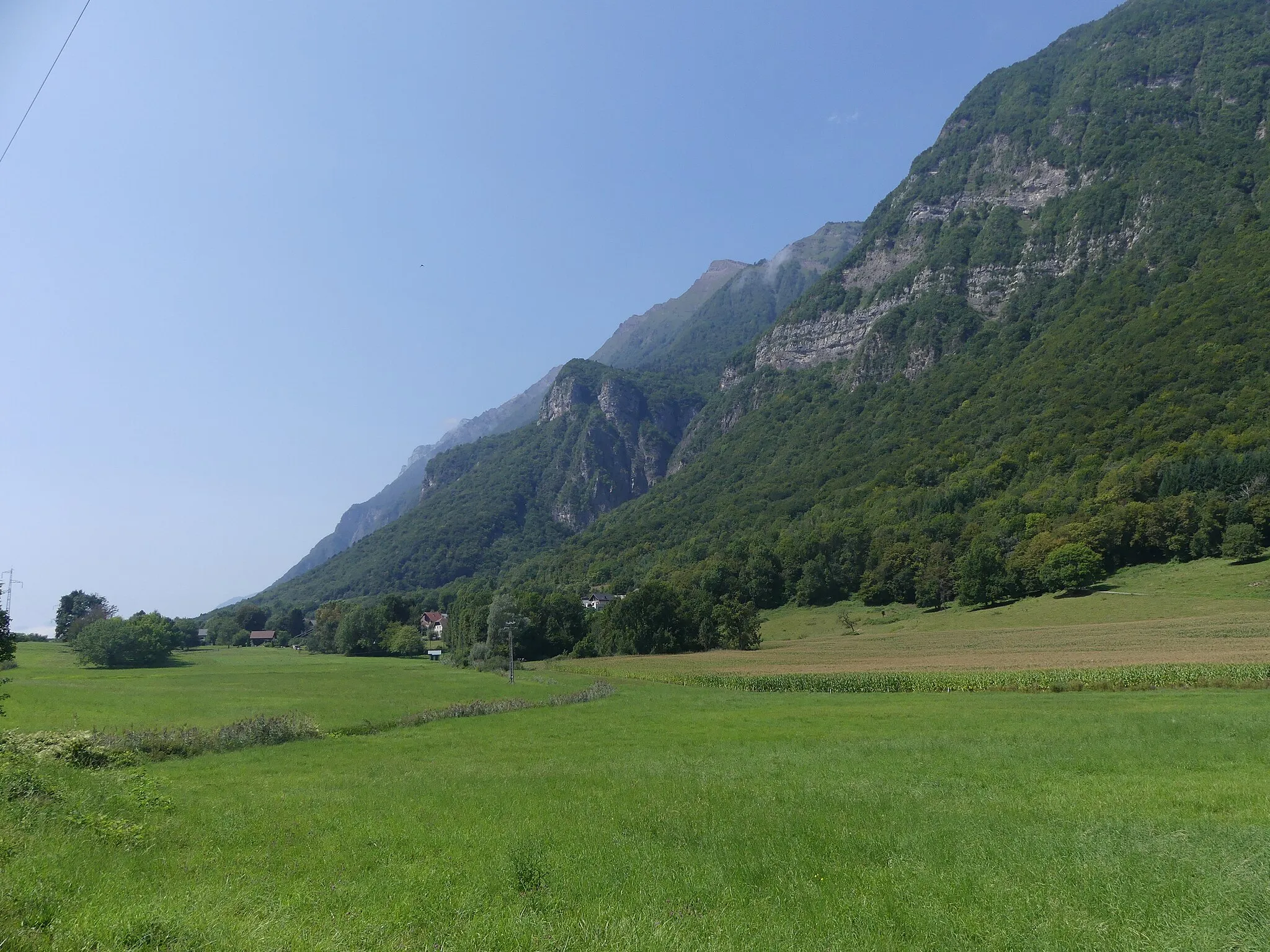 Photo showing: Sight of fields at the foot of Bauges mountains, in Montailleur, Savoie, France.