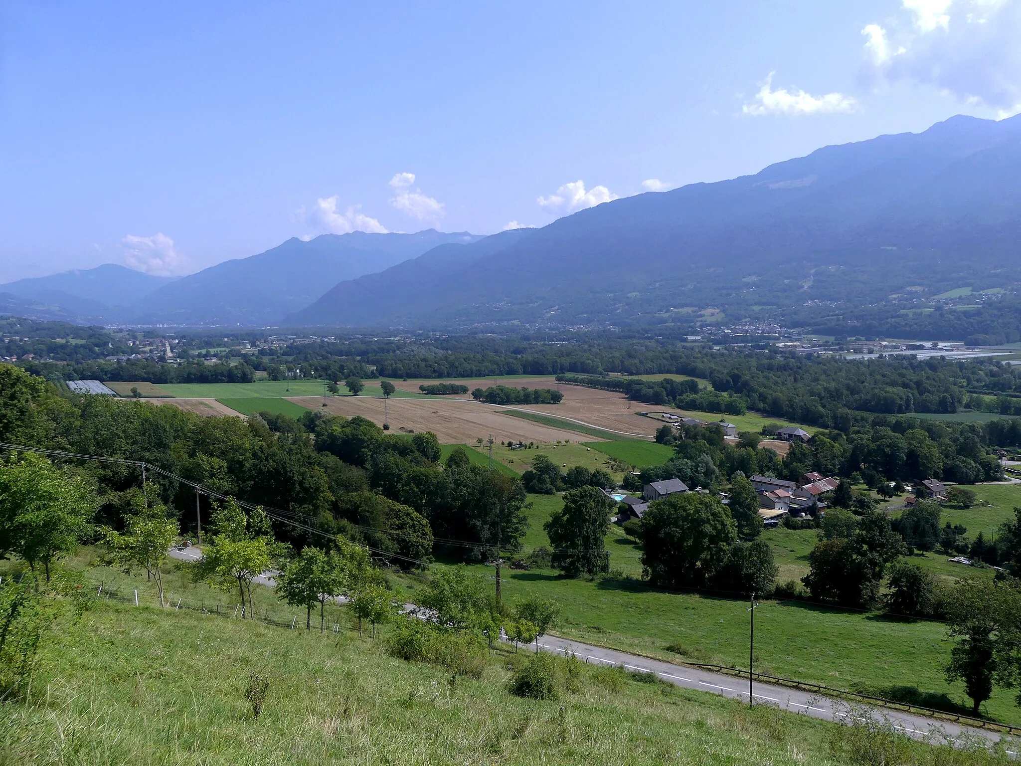 Photo showing: Panoramic sight, from Montailleur village, of Combe de Savoie broad valley towards Albertville, in Savoie, France.