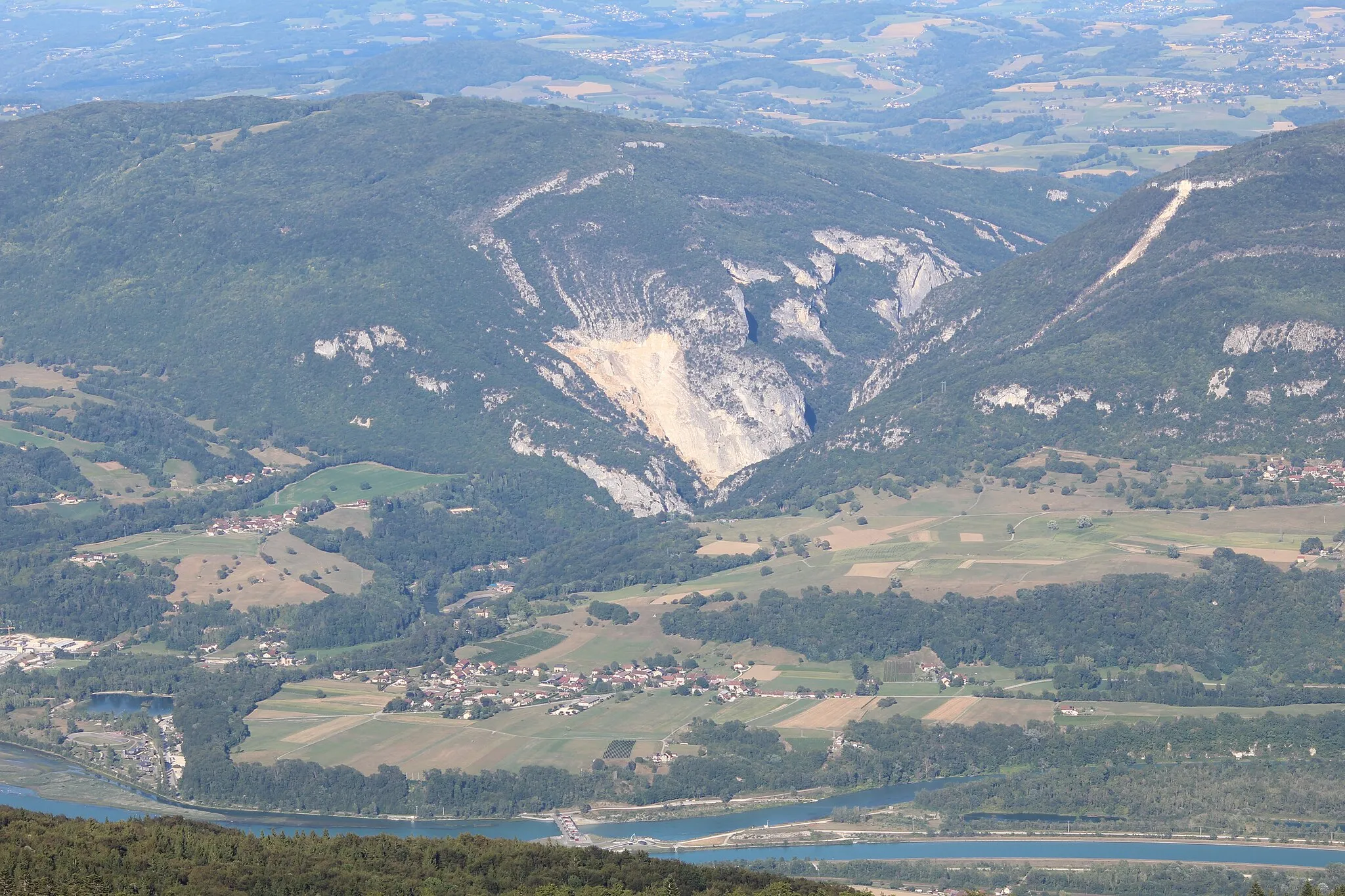 Photo showing: Vue du hameau de Châteaufort de Motz depuis le Grand Colombier.