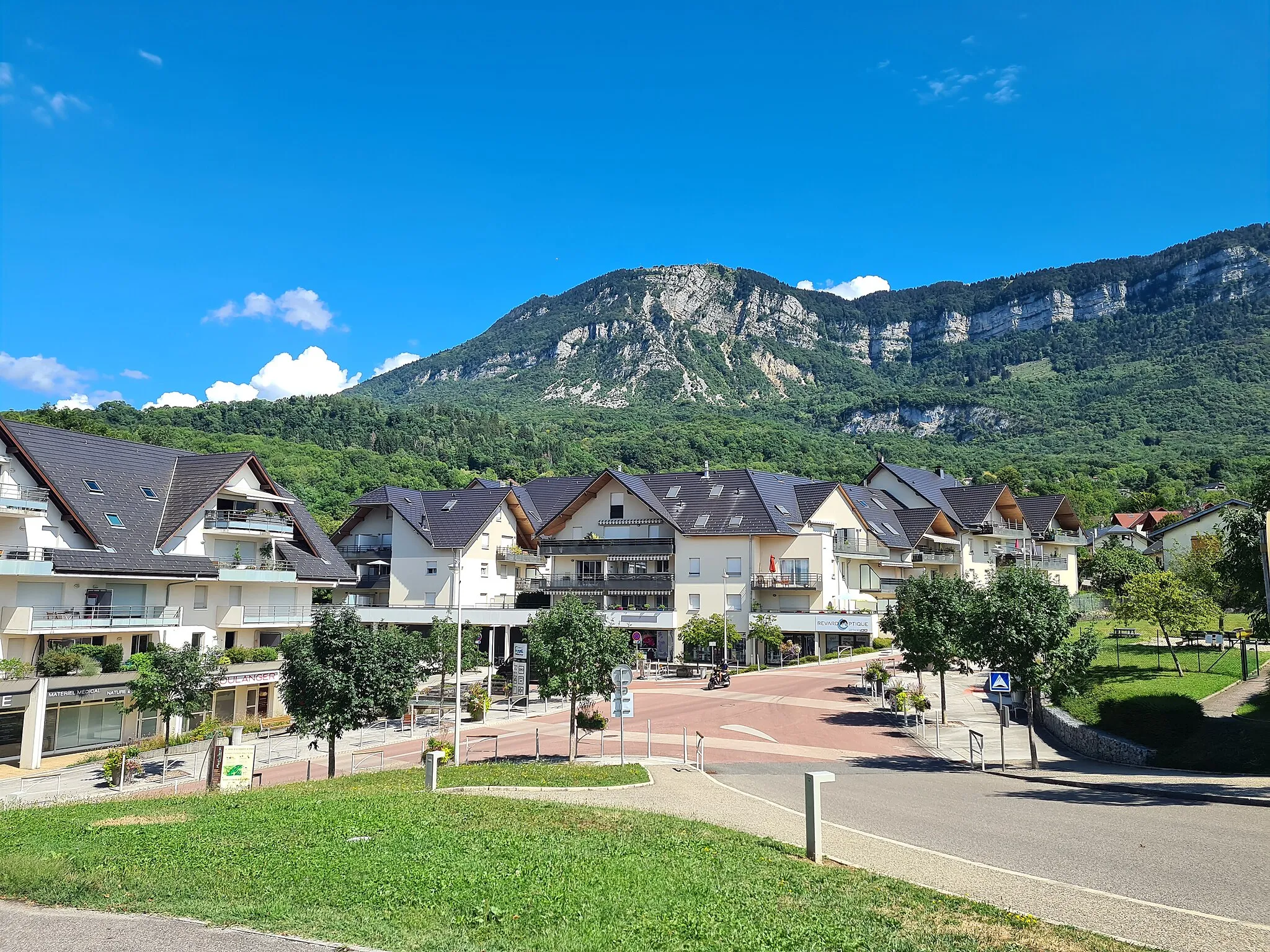 Photo showing: Le centre de la commune de Mouxy en Savoie.
Vue depuis l'église vers le mont Revard.