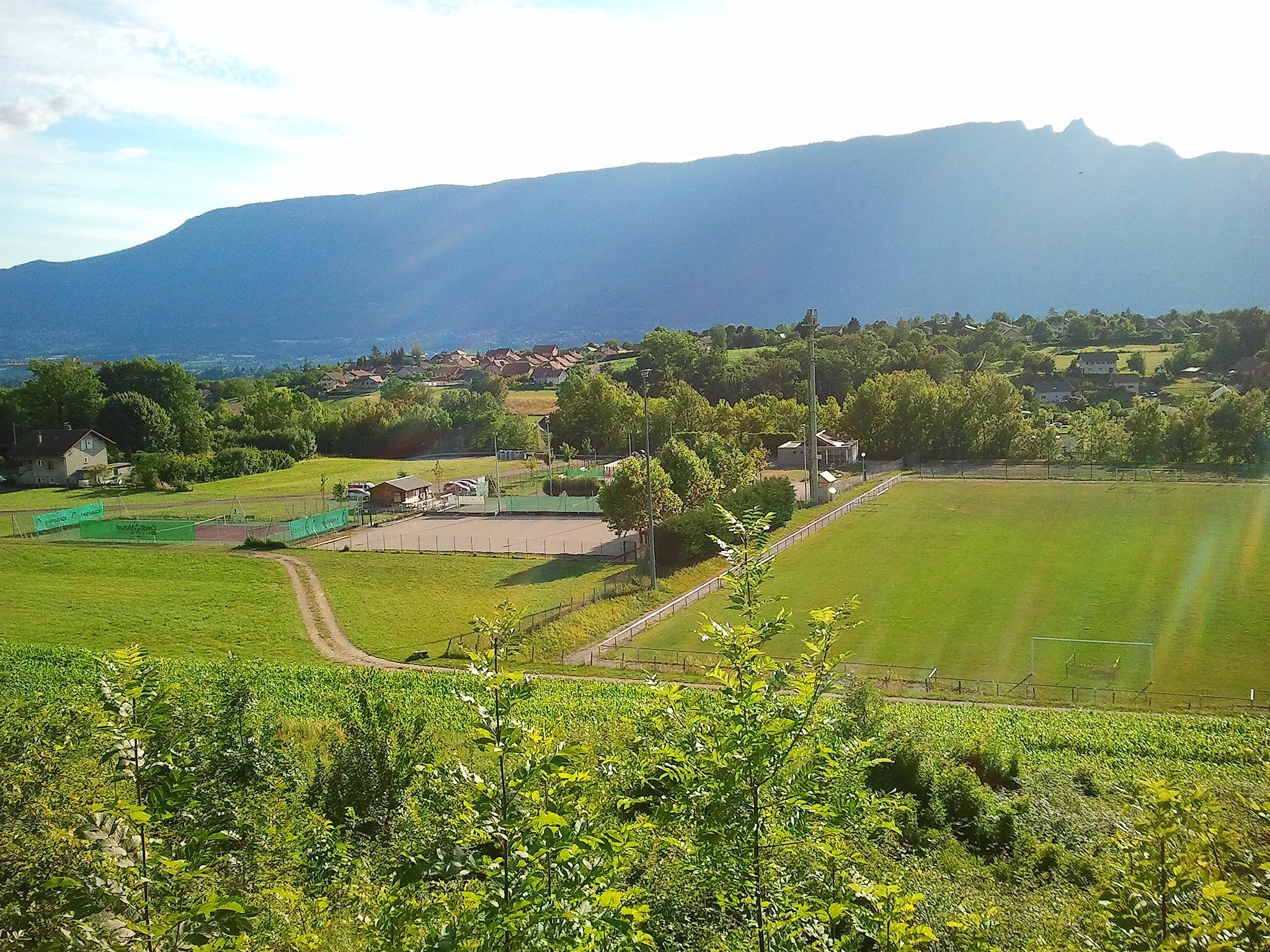 Photo showing: Vue depuis la colline du bourg sur le terrain sportif en contre-bas.