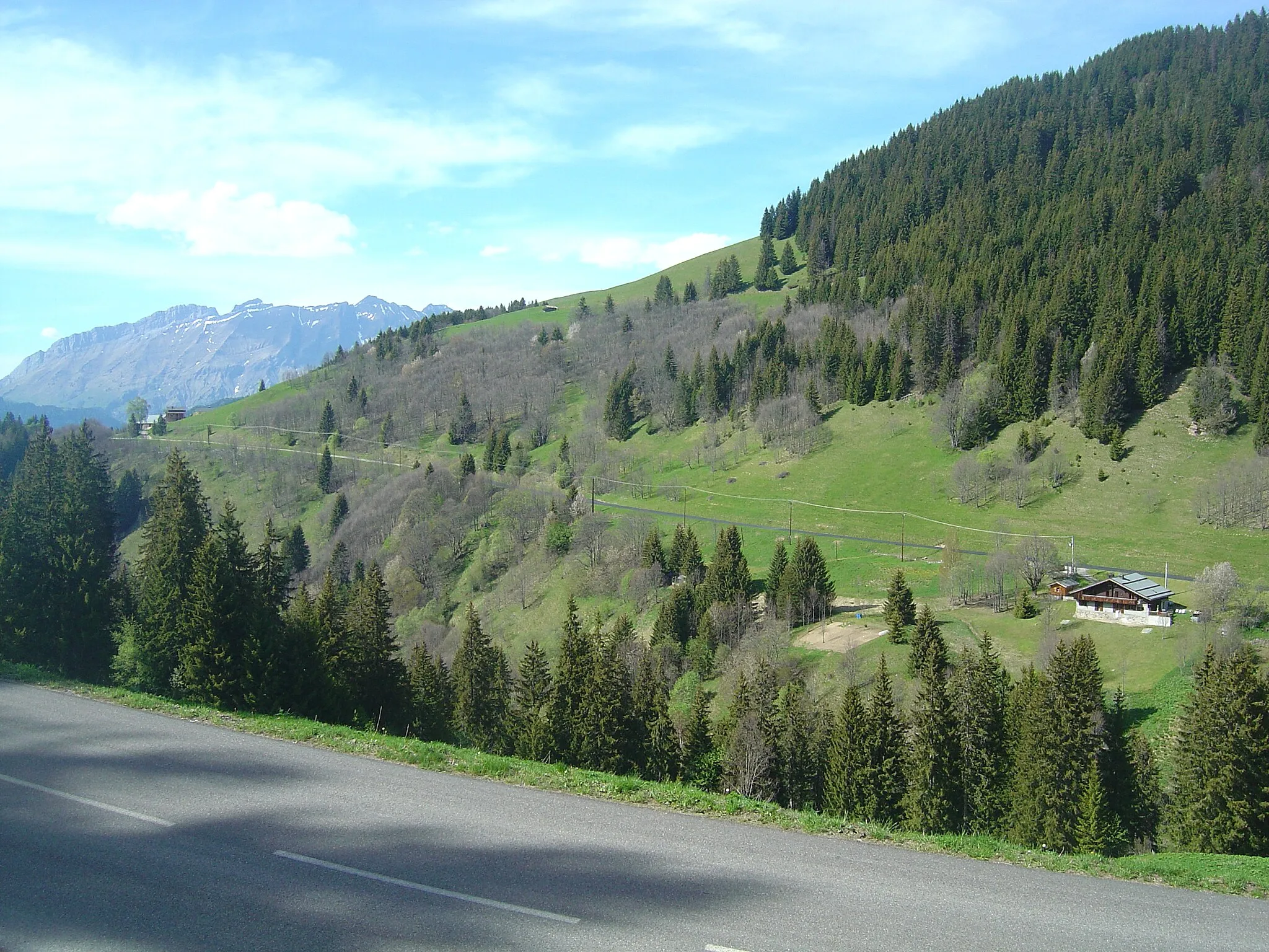 Photo showing: Ascension du col des Saisies par le versant nord au départ de Flumet (73). Vue en face sur la portion de faux-plat descendant entre Arcanière et le pont de la Zorinche