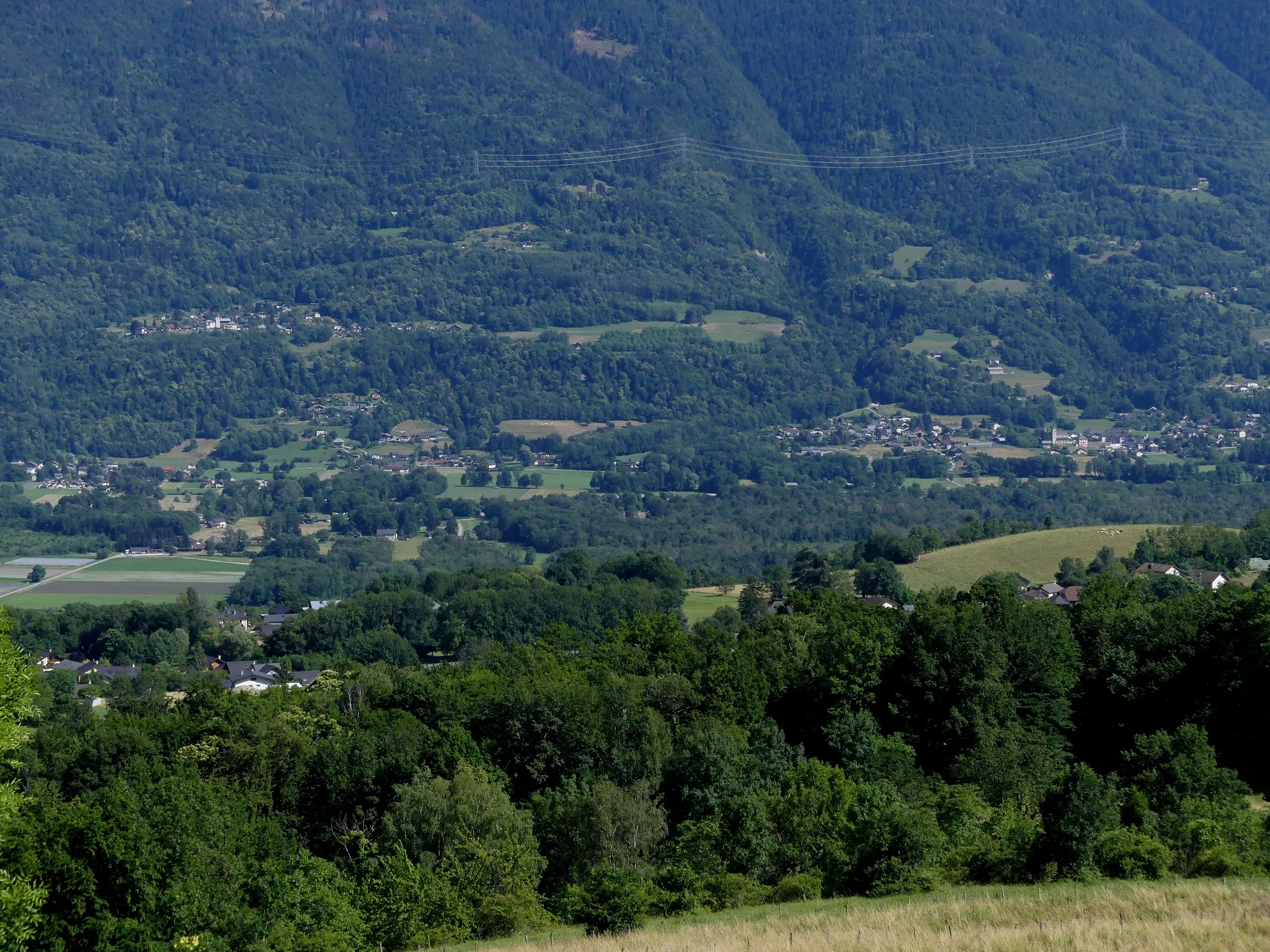 Photo showing: Sight, from Plancherine, of Monthion (left) and Notre-Dame-des-Millières (right) villages, Savoie, France.