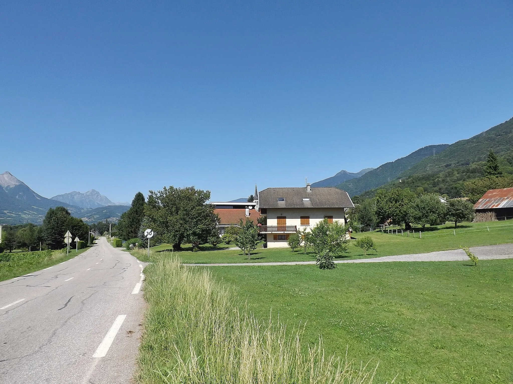 Photo showing: Sight of the French commune of Notre-Dame-des-Millières between Chambéry and Albertville in Savoie, croissed by the RD 925 road.