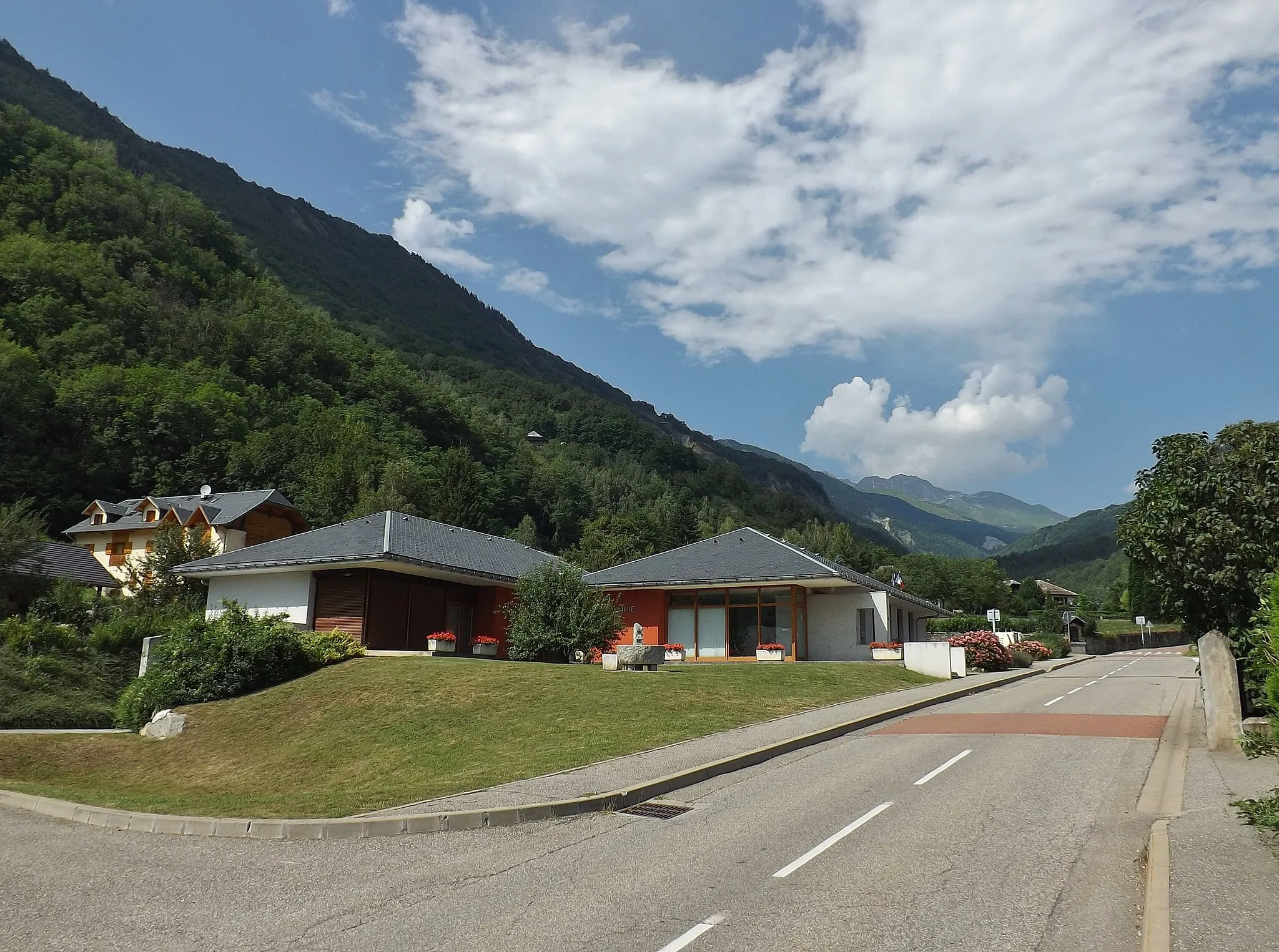 Photo showing: Sight of the French commune Notre-Dame-du-Cruet main road and town hall, in the Maurienne valley, in Savoie.