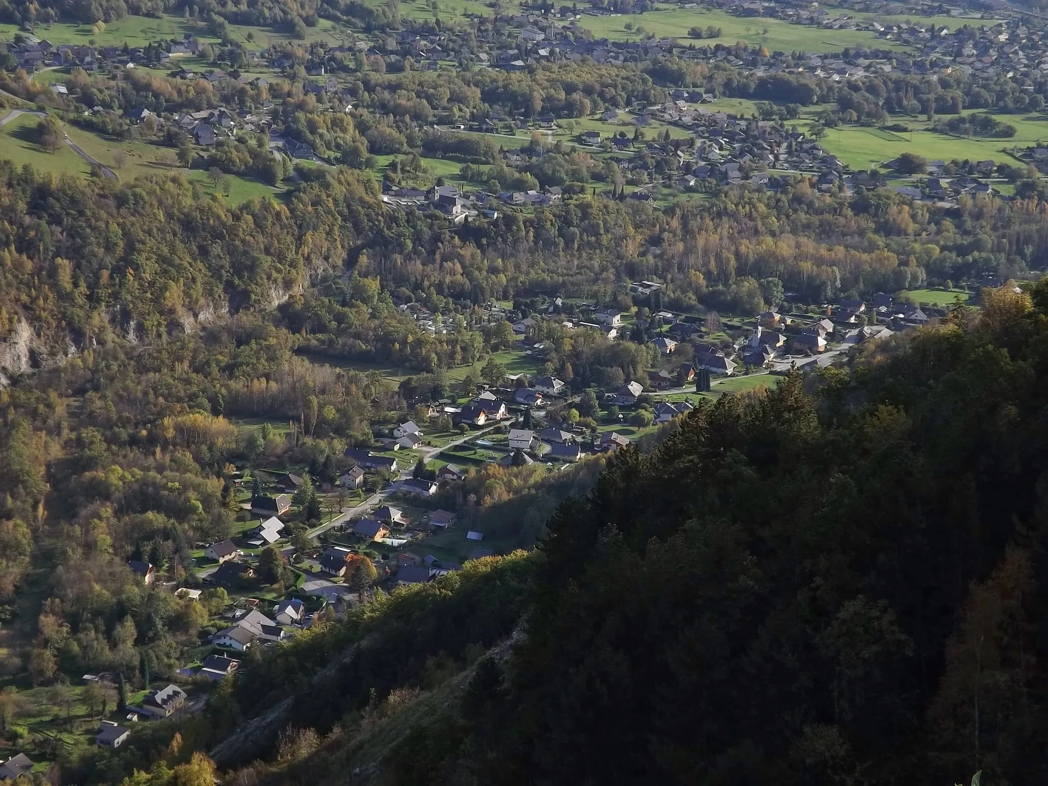 Photo showing: Aerian sight, from the heights of Montgellafrey, on the French villages of Notre-Dame-du-Cruet (foreground) and Saint-Martin-sur-la-Chambre (background), in the Mauriennevalley, in Savoie.