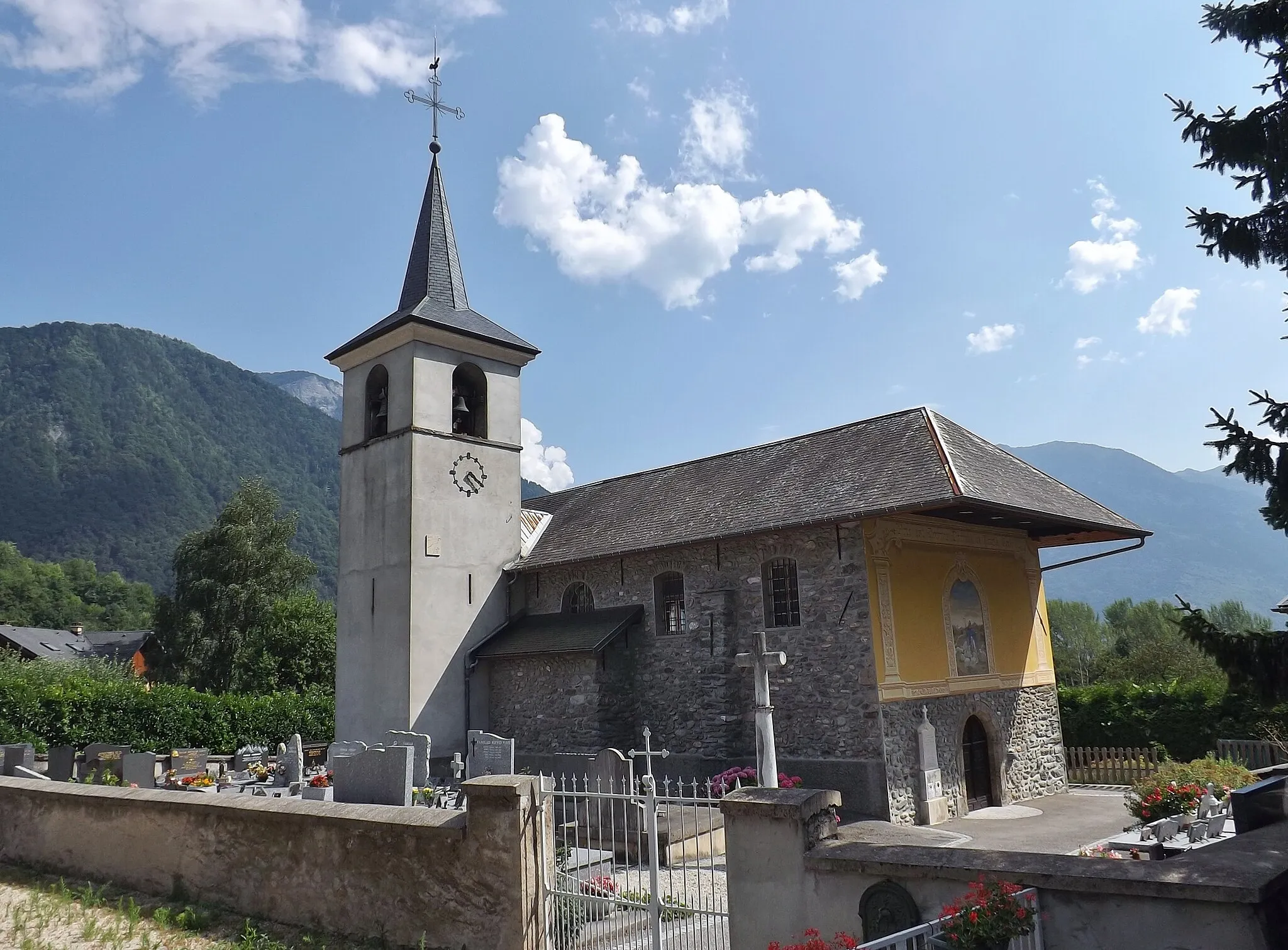 Photo showing: Sight of the French commune of Notre-Dame-du-Cruet church (and graveyard), in the Maurienne valley, in Savoie.