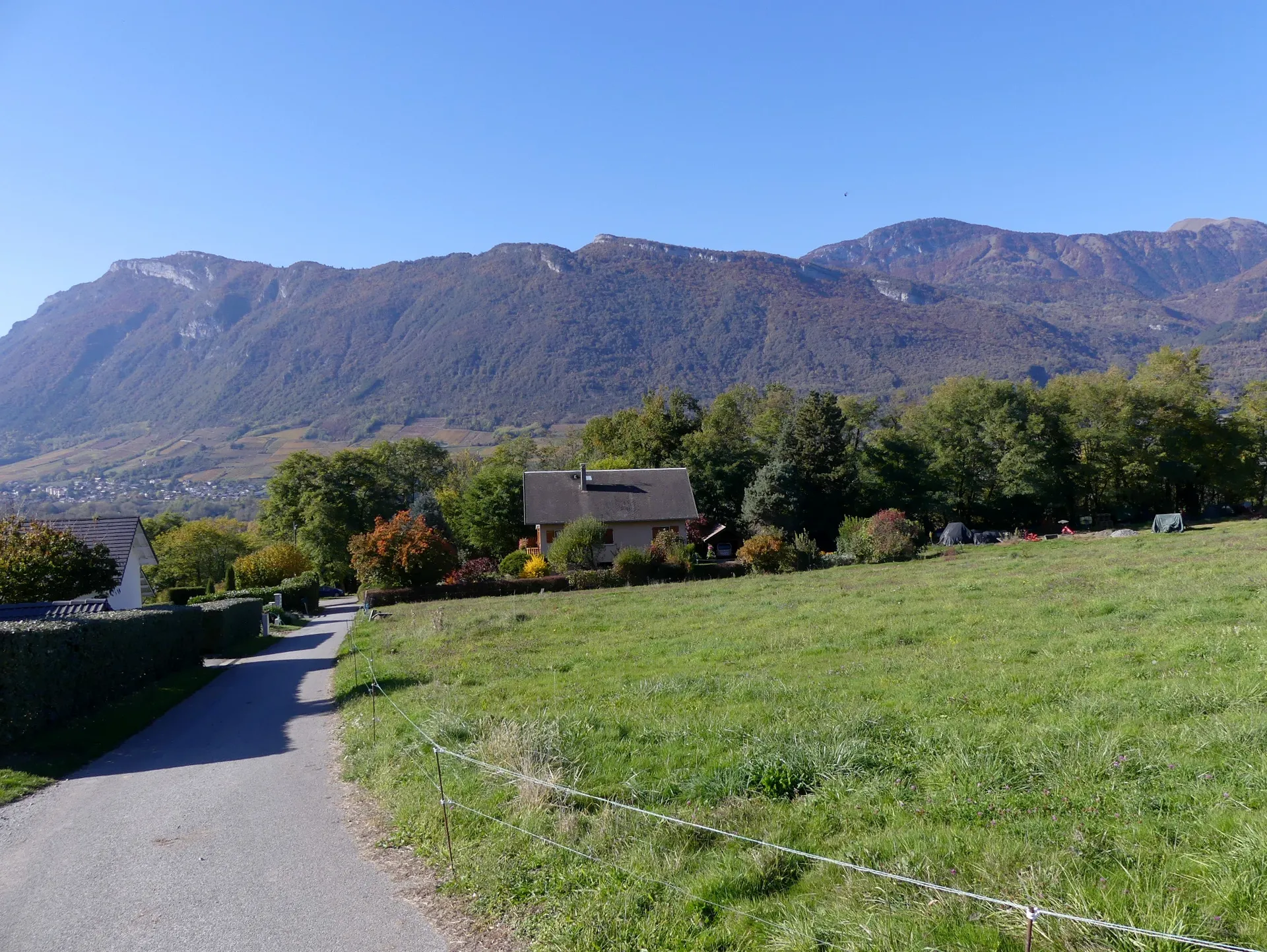 Photo showing: Sight, in autumn, of Chemin du Four road in Le Puiset hamlet on the heights of Planaise, in Savoie, France.