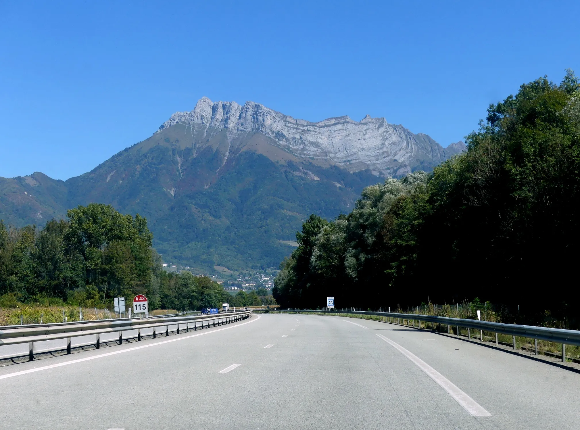 Photo showing: Sight, in Planaise of the A43 motorway in the direction of the east (to Italy), in Savoie, France. At the background can be seen the Arclusaz mountain.